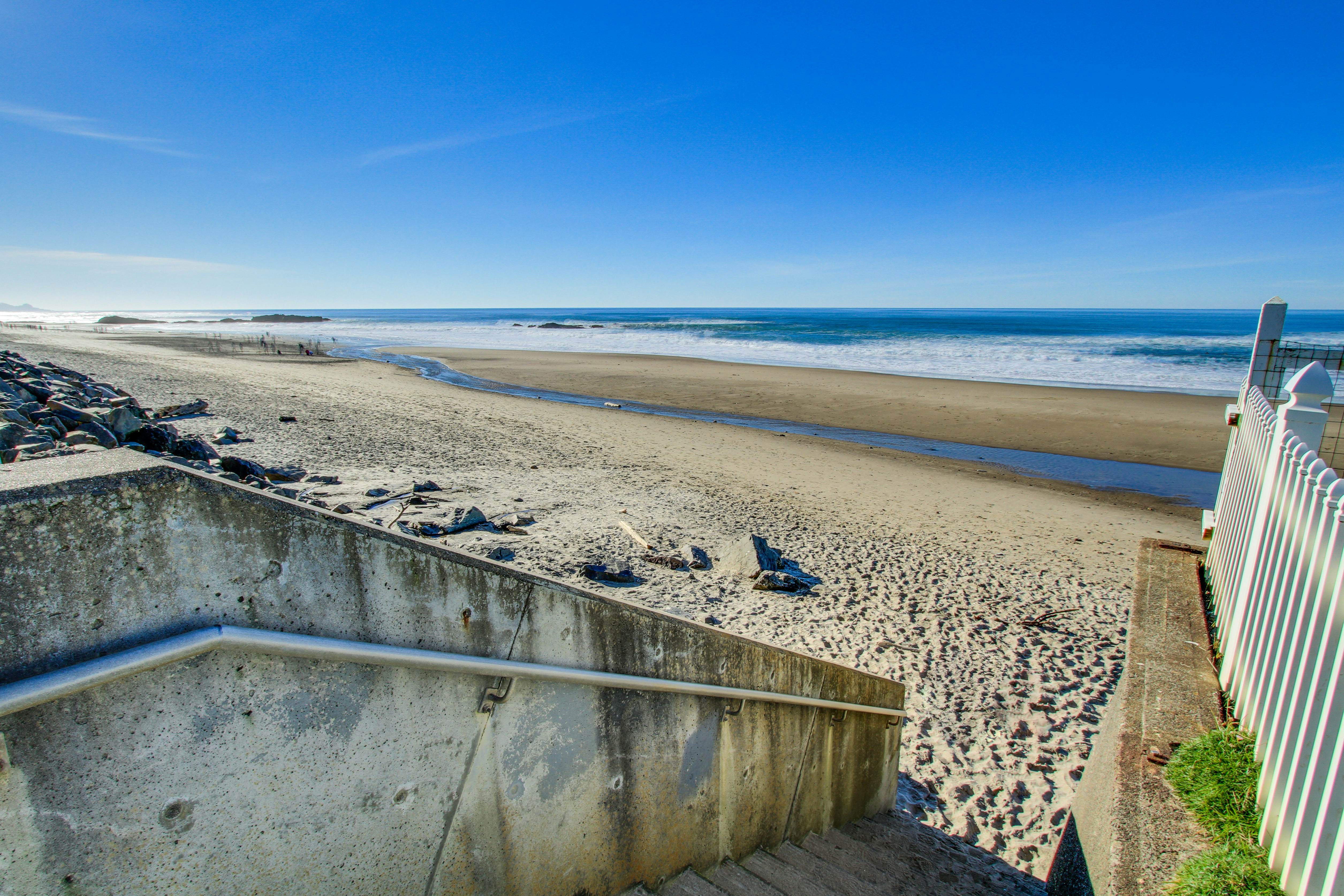 Affordable Dog-Friendly Studio, Ocean Views & Nearby Beach Access