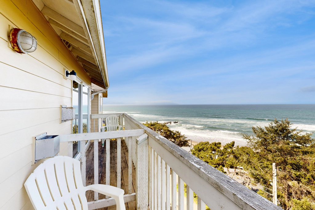 Dog Friendly Studio with Ocean Views WiFi Short Walk to the Beach