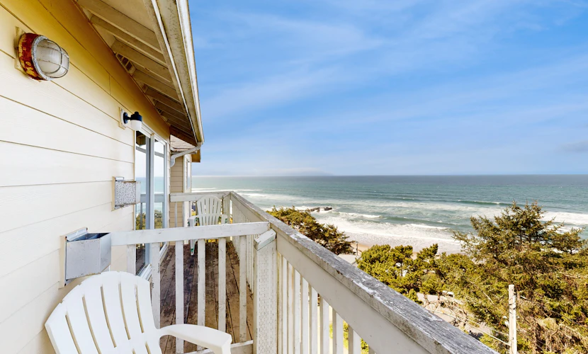 Dog Friendly Studio with Ocean Views WiFi Short Walk to the Beach