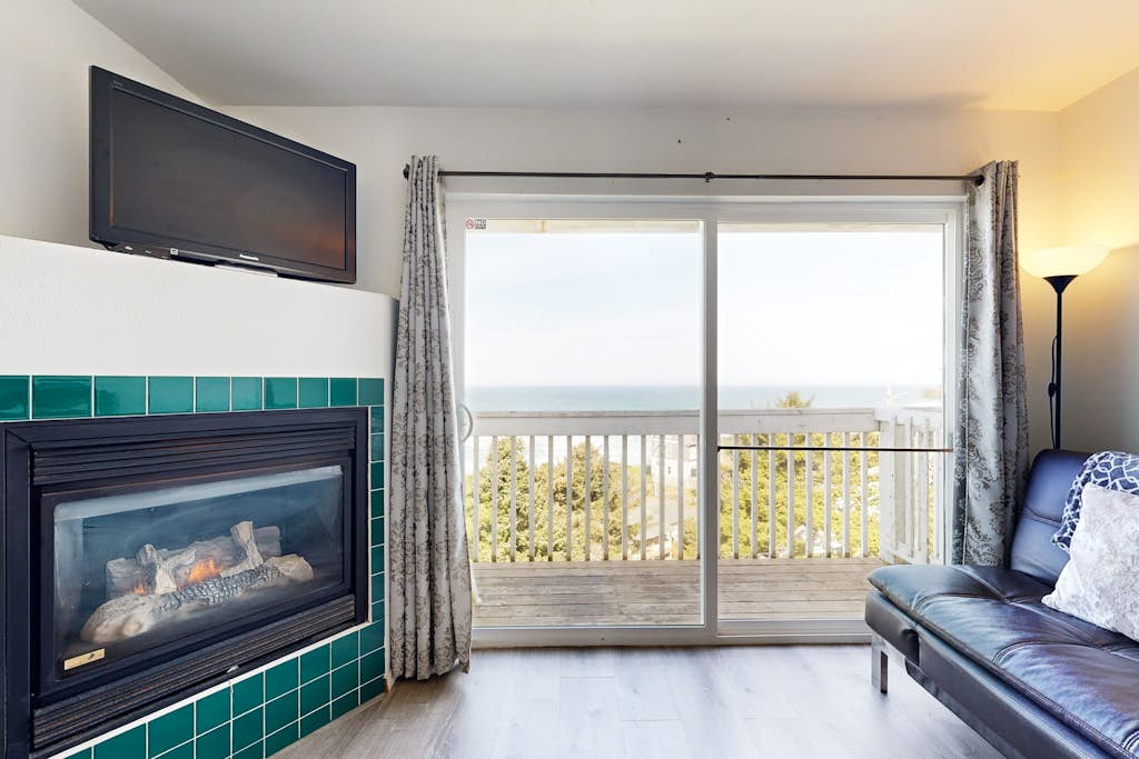 Dog Friendly Studio with Ocean Views WiFi Short Walk to the Beach