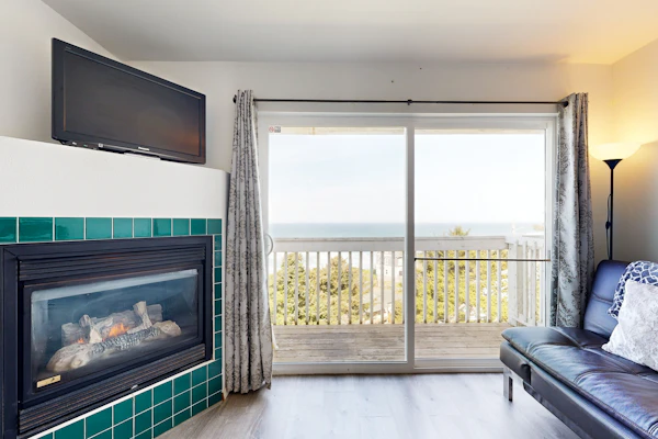 Dog Friendly Studio with Ocean Views WiFi Short Walk to the Beach