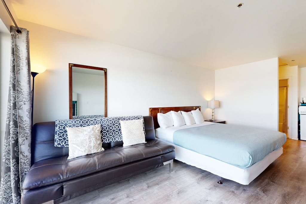 Dog Friendly Studio with Ocean Views WiFi Short Walk to the Beach