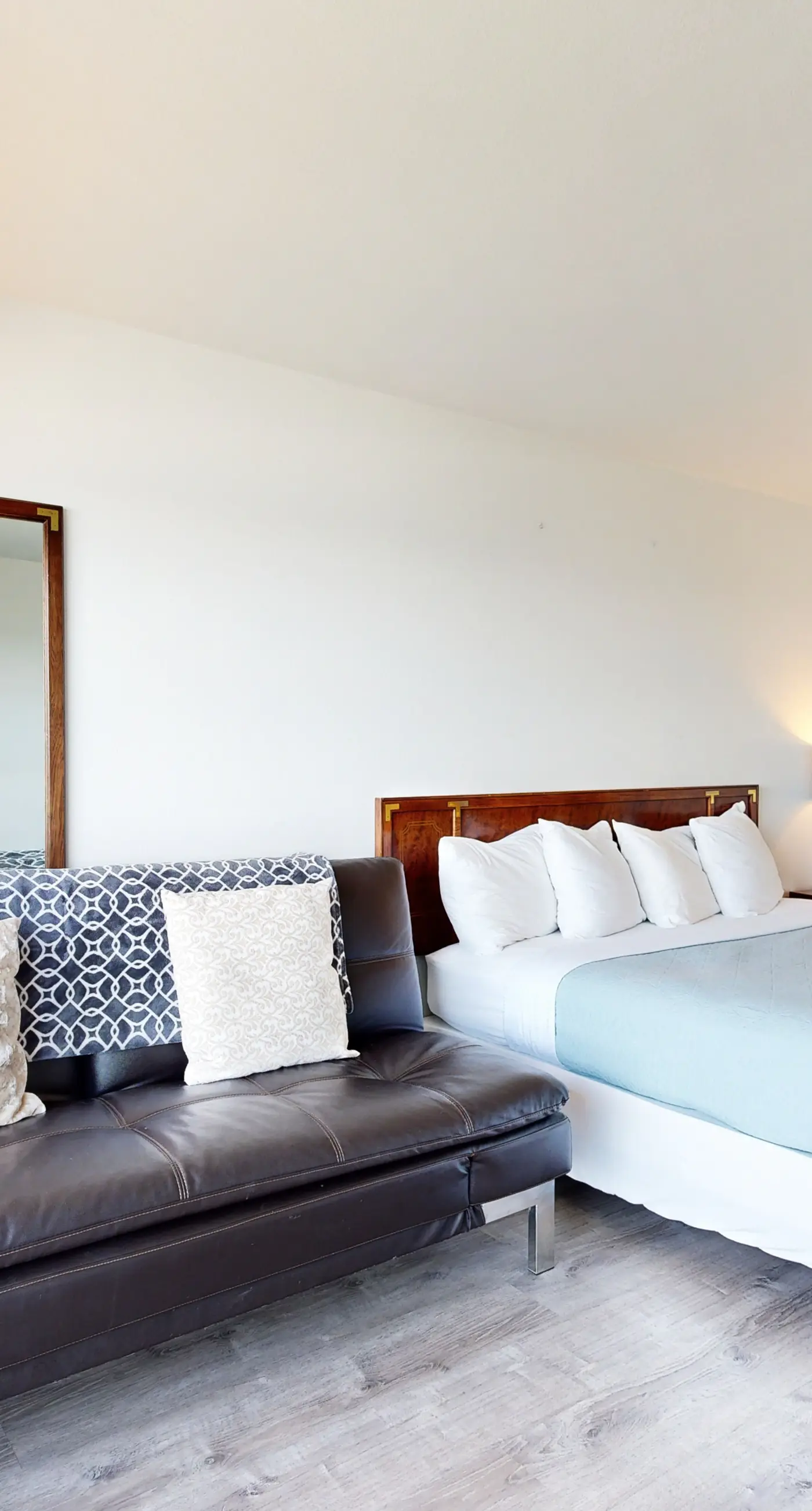 Dog Friendly Studio with Ocean Views WiFi Short Walk to the Beach