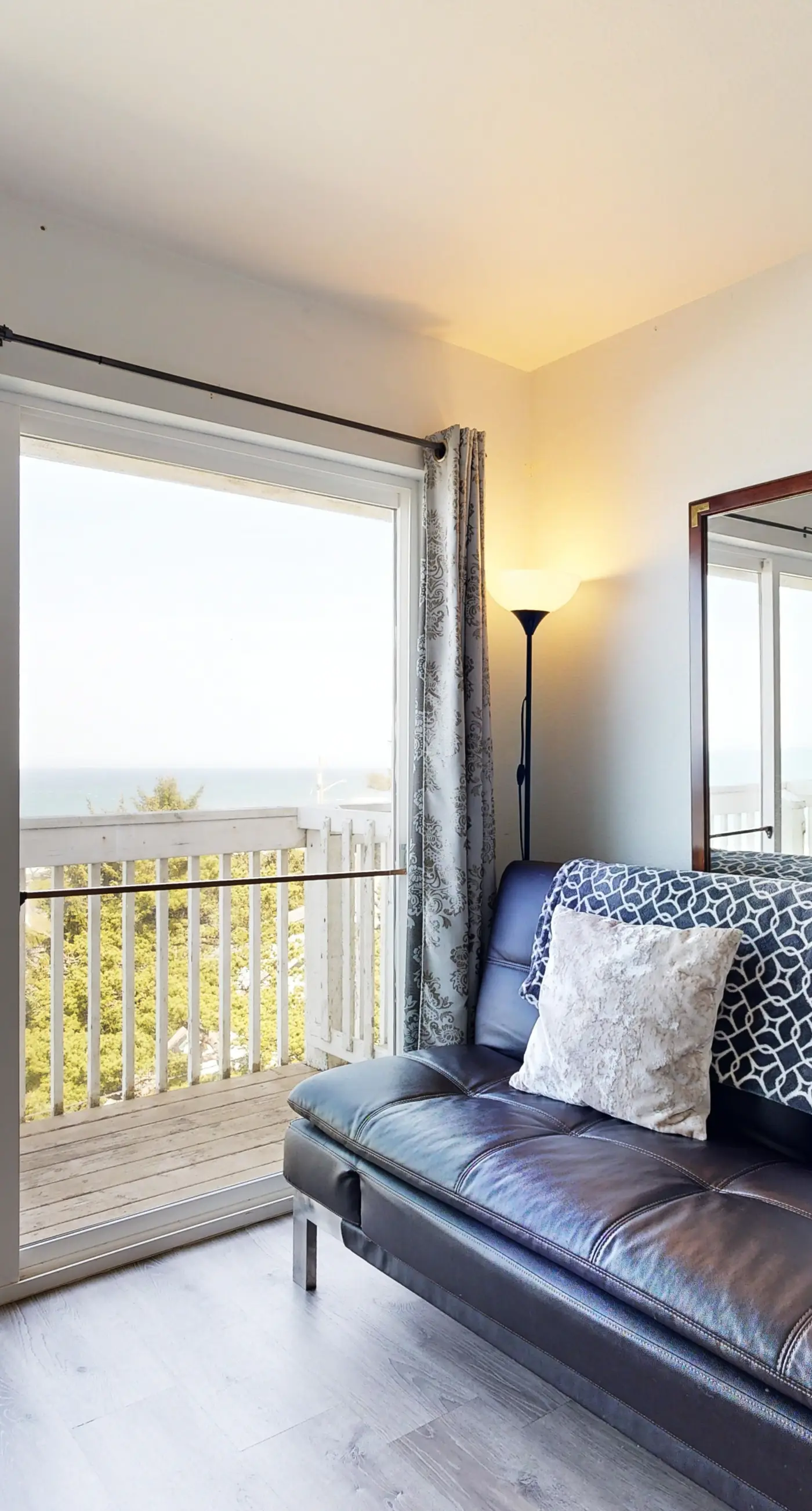 Dog Friendly Studio with Ocean Views WiFi Short Walk to the Beach