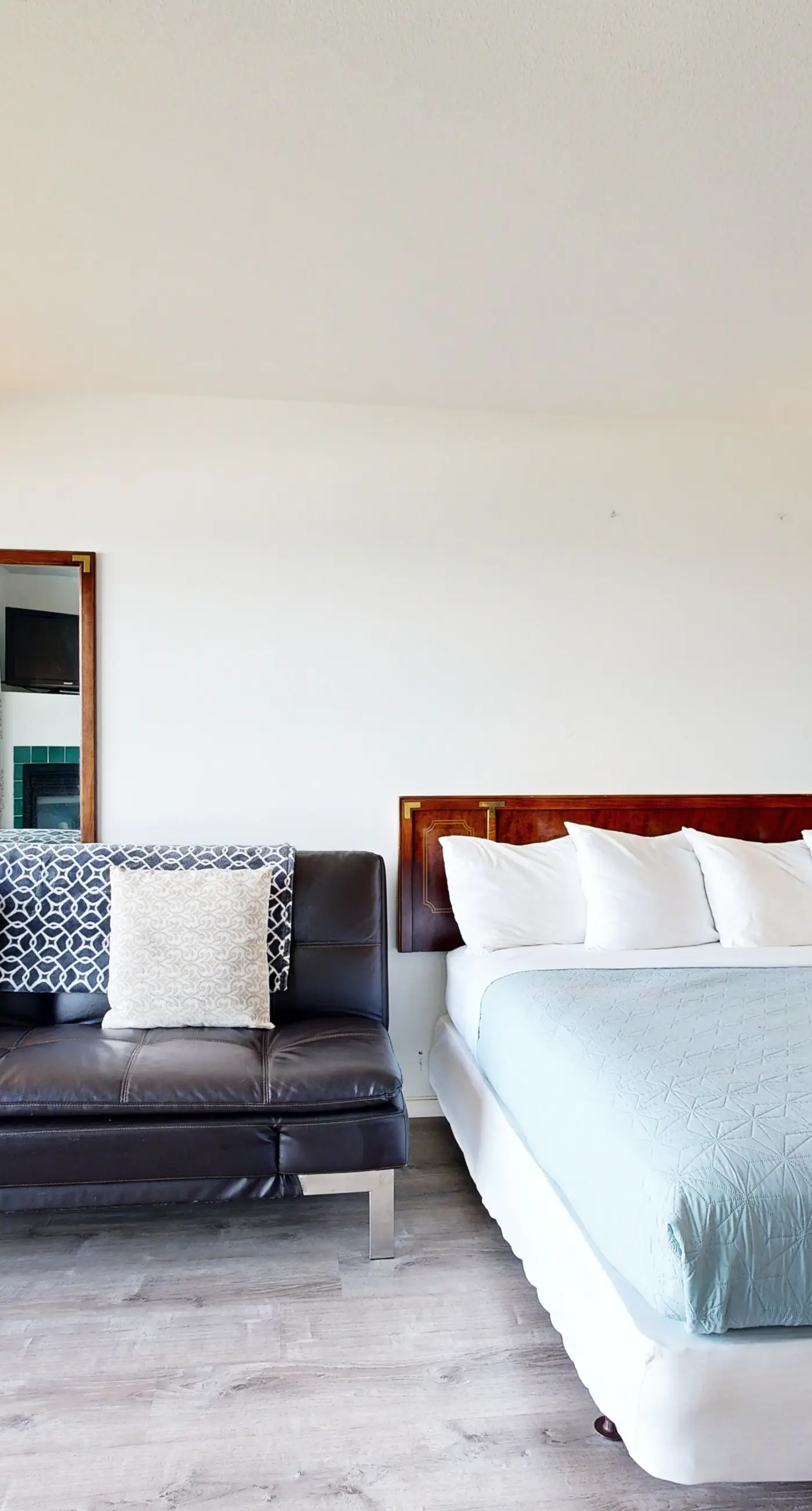 Dog Friendly Studio with Ocean Views WiFi Short Walk to the Beach