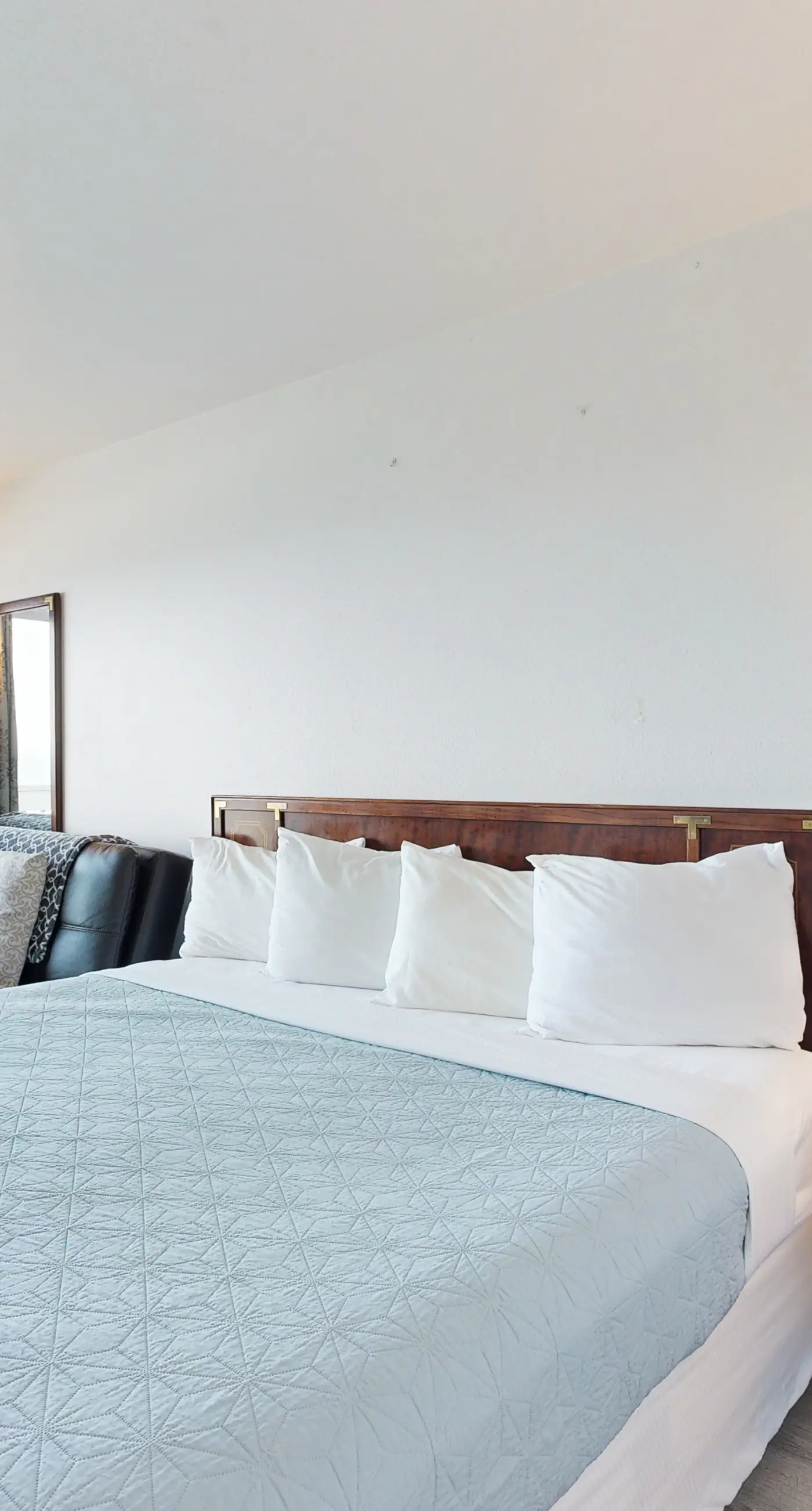 Dog Friendly Studio with Ocean Views WiFi Short Walk to the Beach