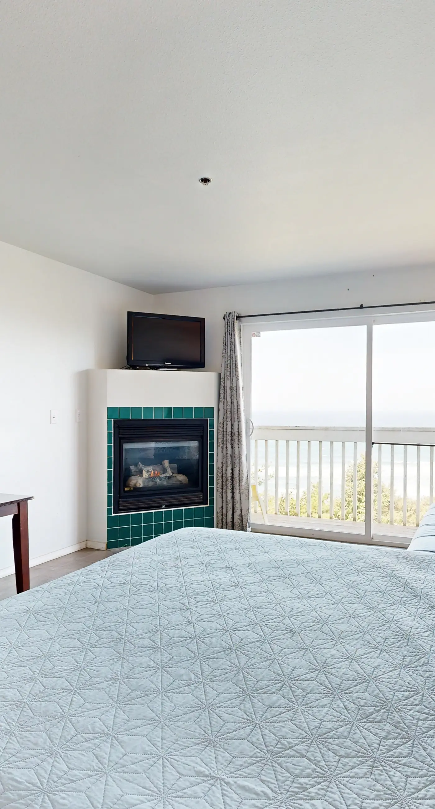 Dog Friendly Studio with Ocean Views WiFi Short Walk to the Beach