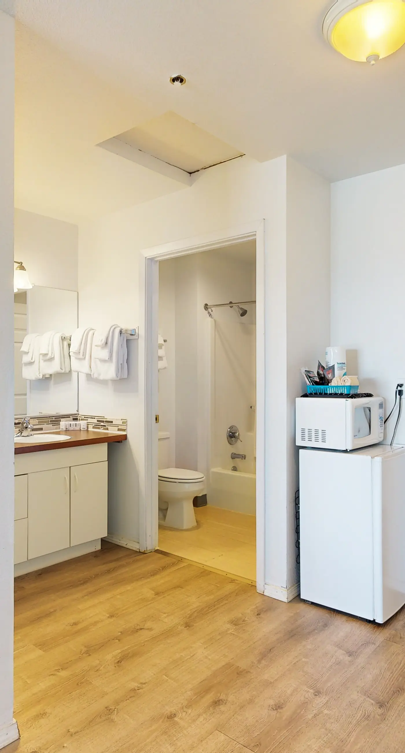 Dog Friendly Studio with Ocean Views WiFi Short Walk to the Beach