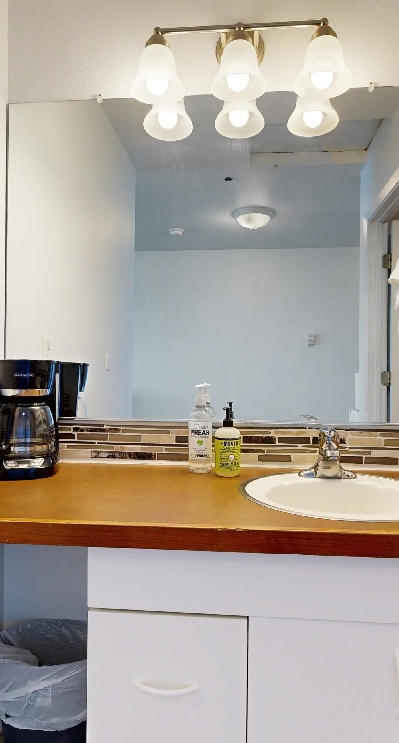 Dog Friendly Studio with Ocean Views WiFi Short Walk to the Beach
