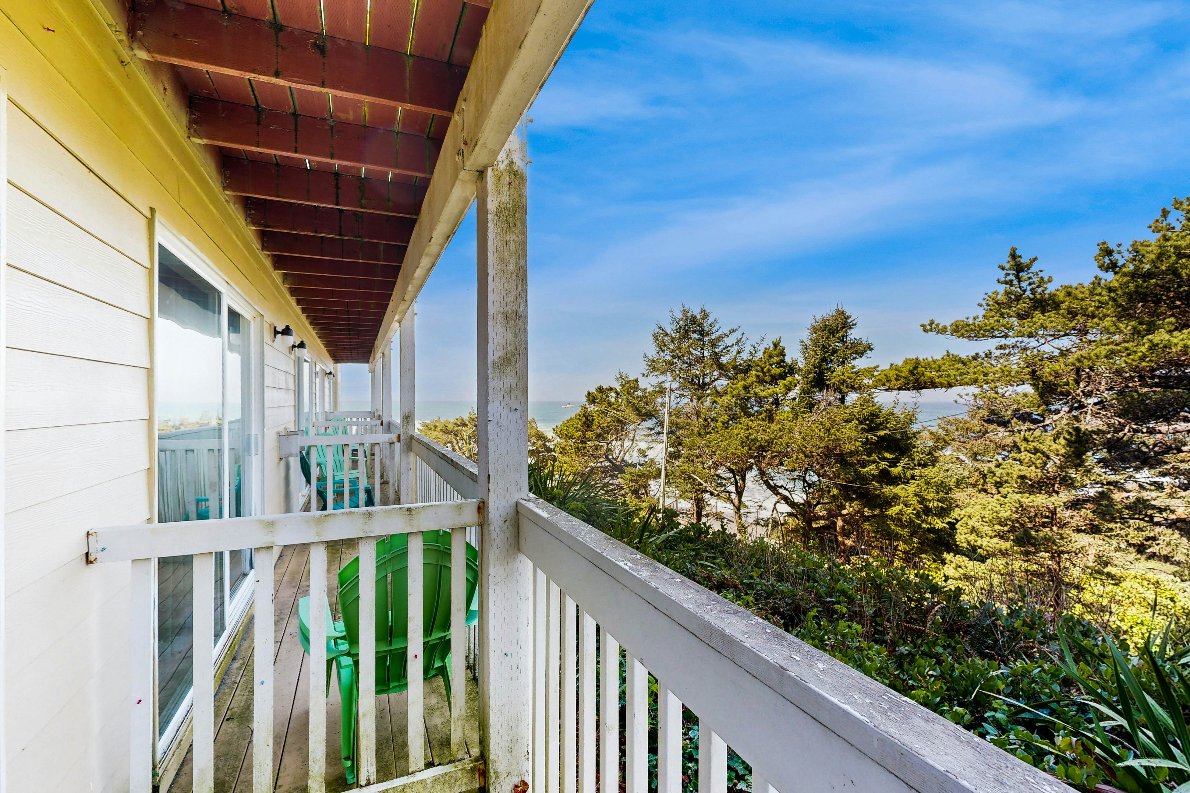 Lower-Level Studio with Ocean Views & Easy Beach Access - Dog-Friendly