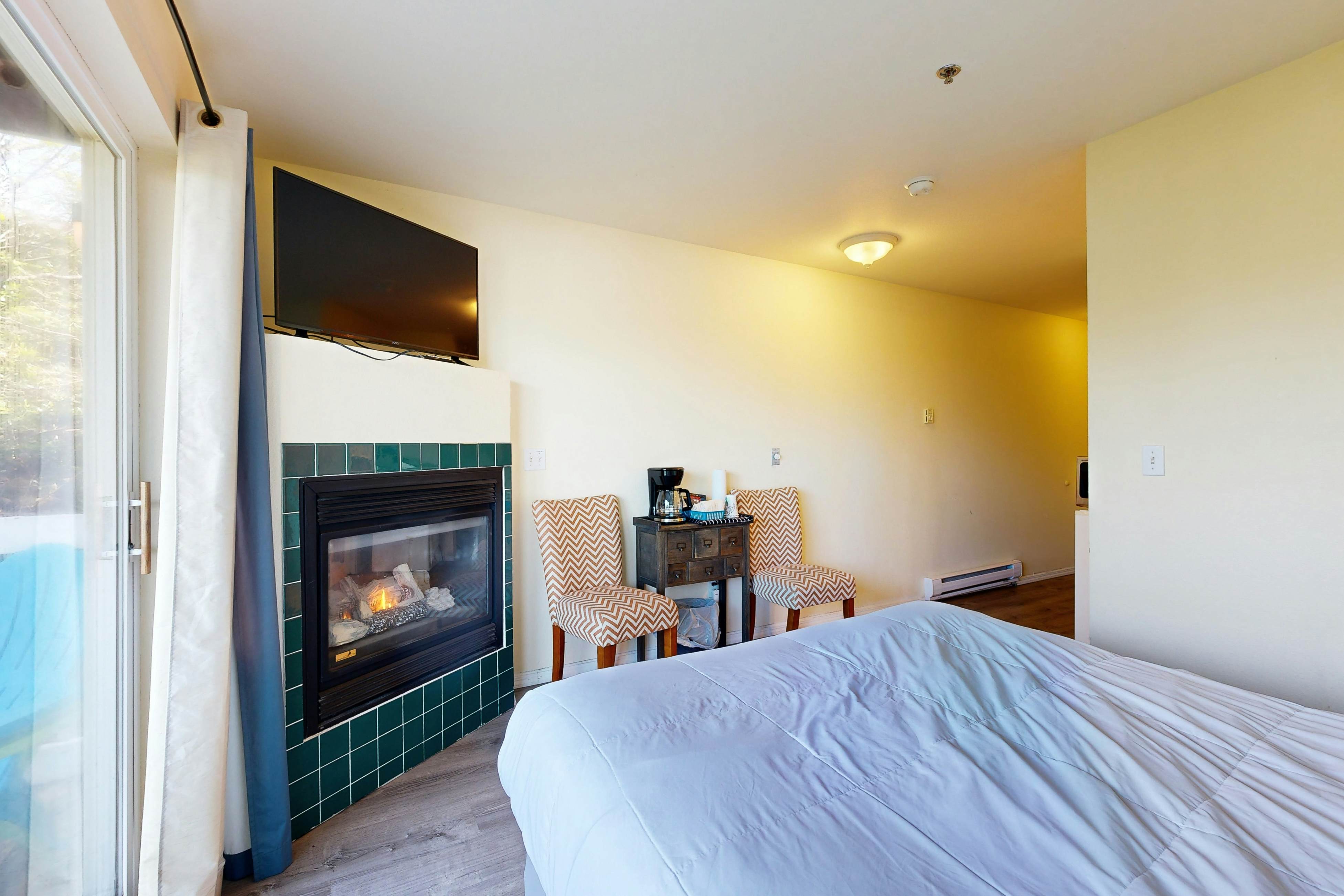 Lower Level Studio with Ocean Views and Easy Beach Access Dog Friendly