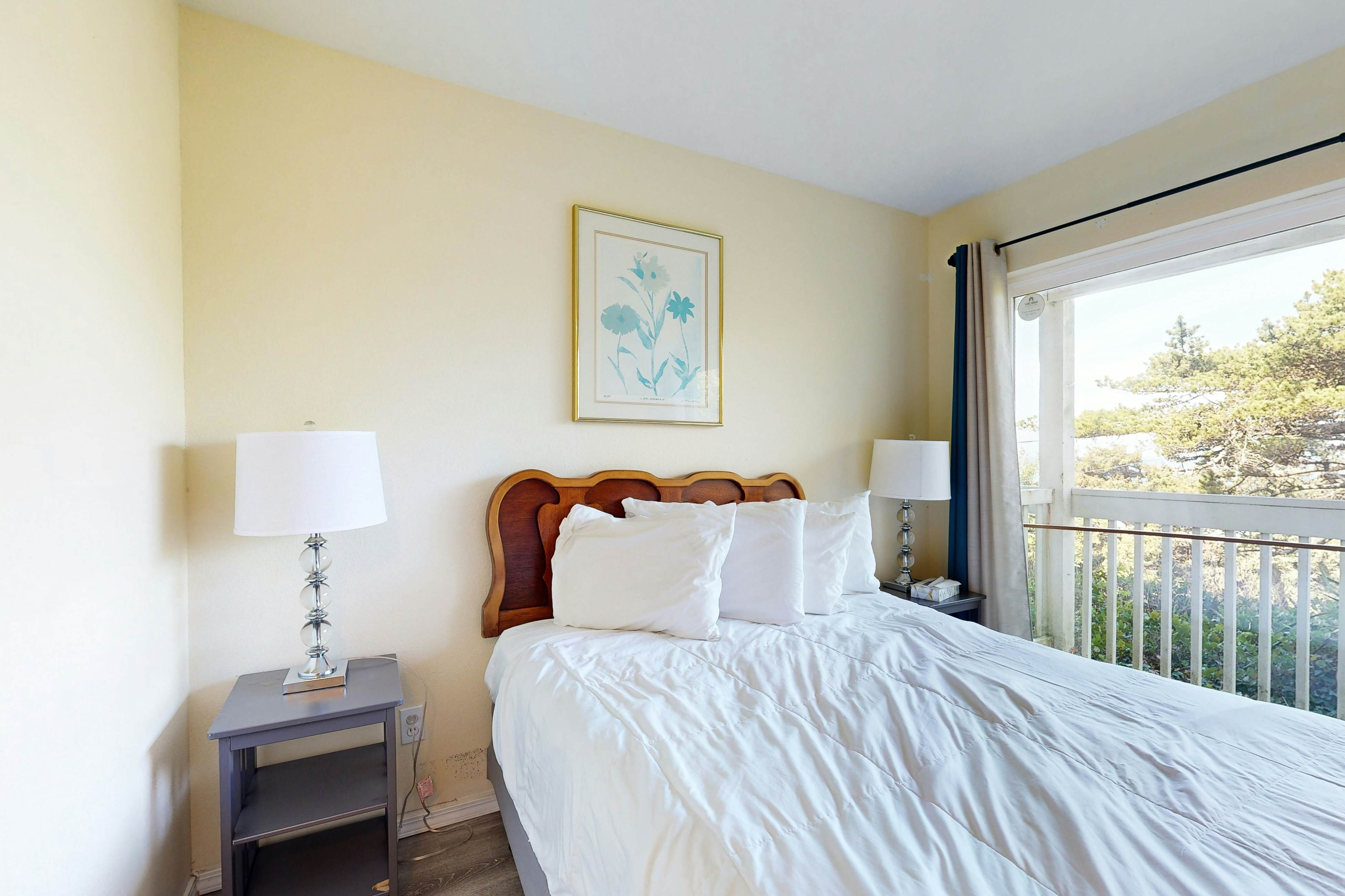 Lower Level Studio with Ocean Views and Easy Beach Access Dog Friendly