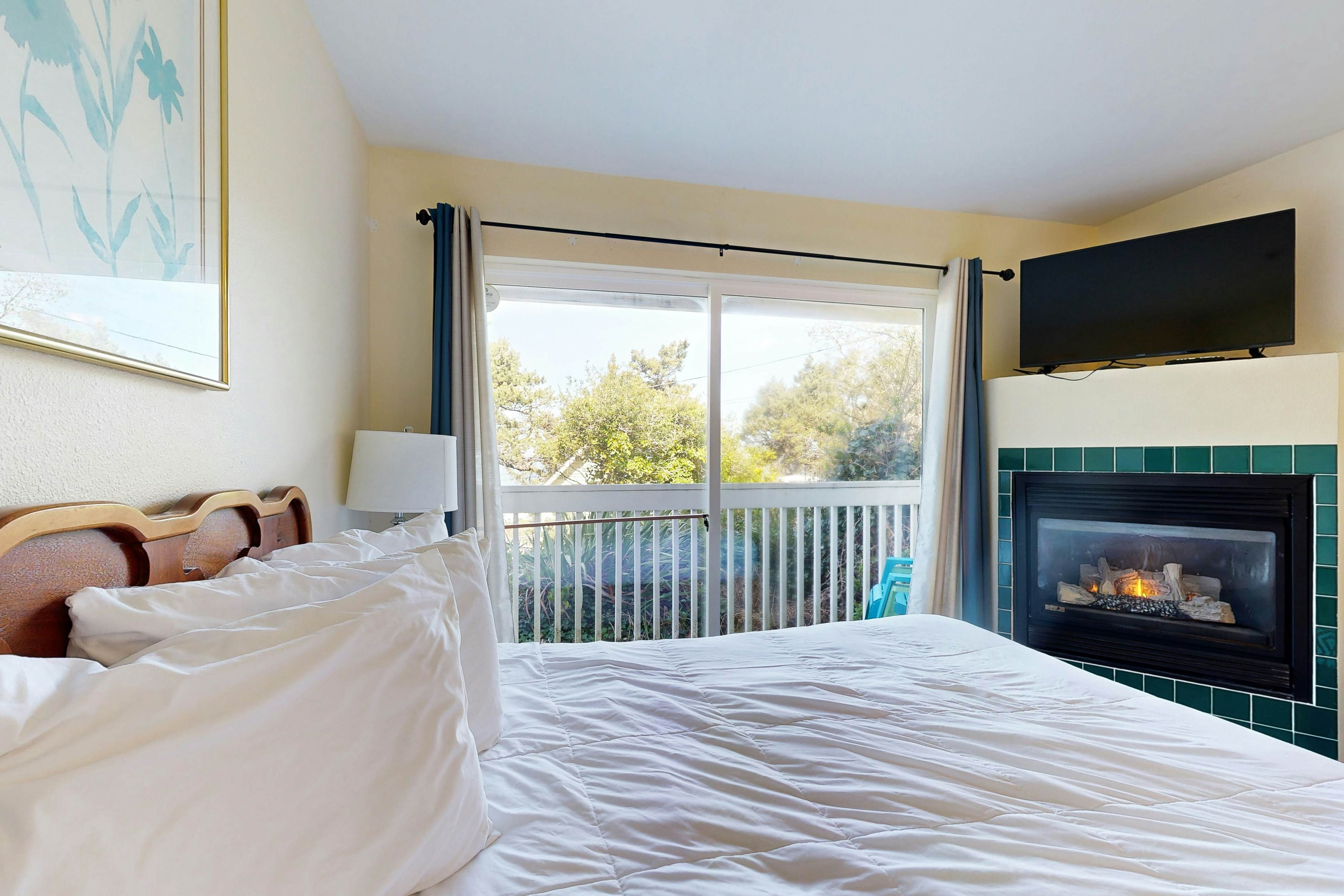 Lower Level Studio with Ocean Views and Easy Beach Access Dog Friendly