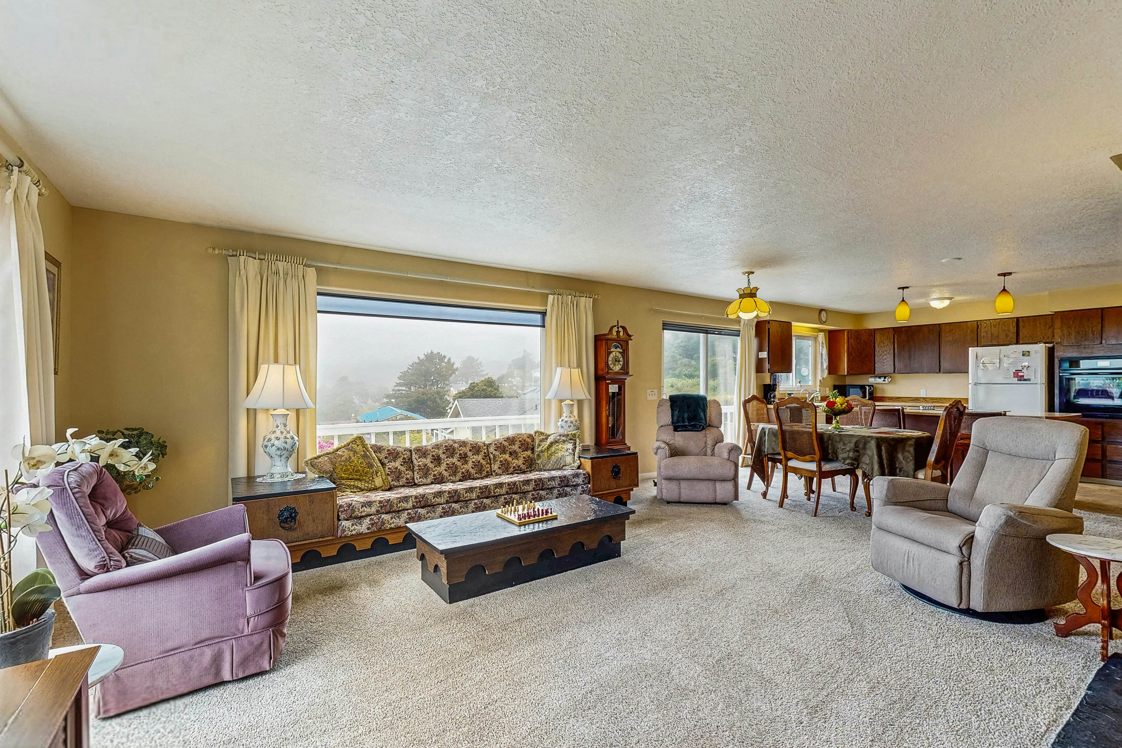 Cozy Oceanview Home with the Best Vistas in Road's End - Dogs Welcome