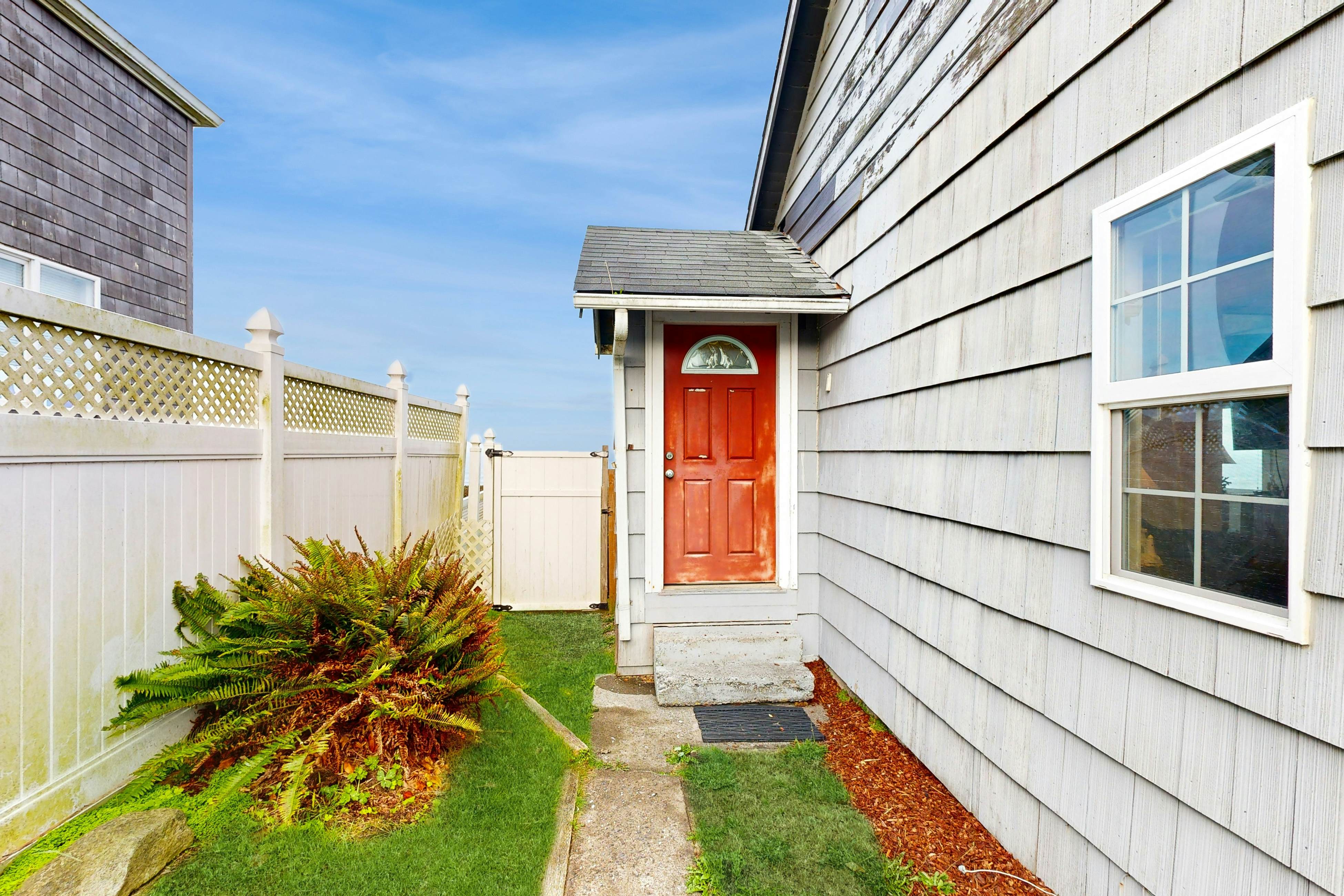 Beautiful Oceanfront Home with Free WiFi and Enclosed Yard - Dog-Friendly