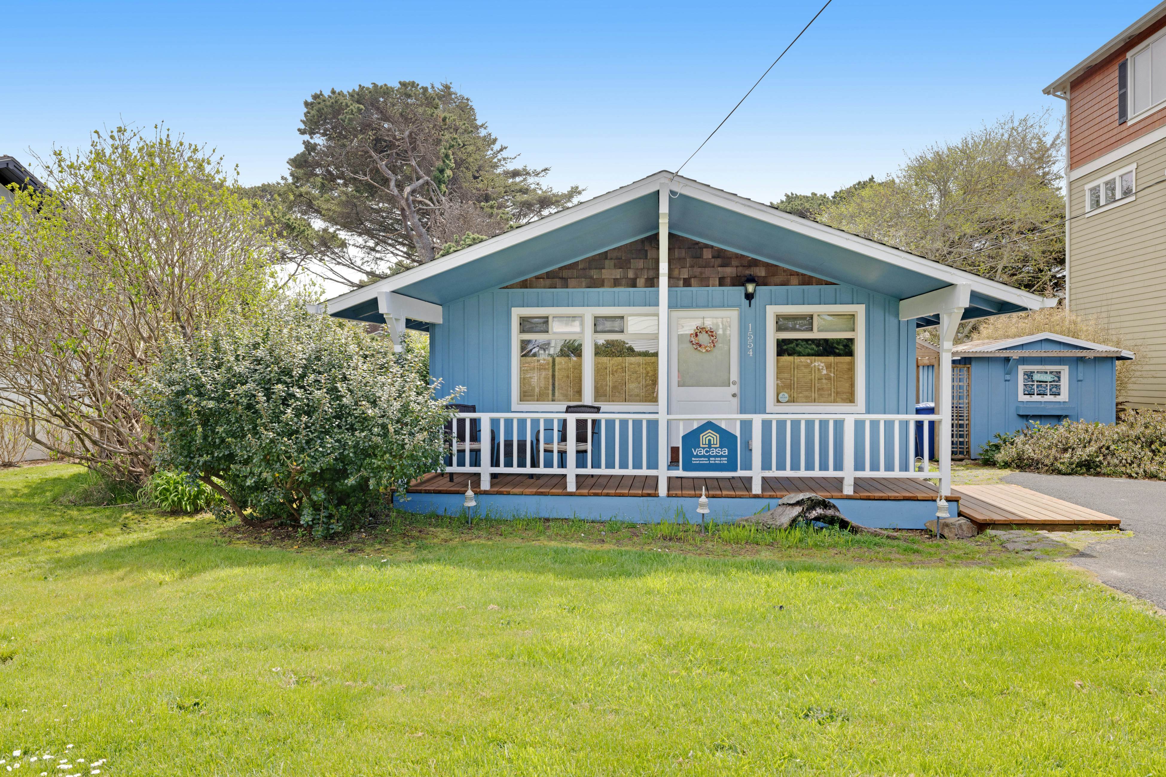 Cozy, Dog-Friendly Getaway Close to the Beach - Includes Deck & Beach Chairs