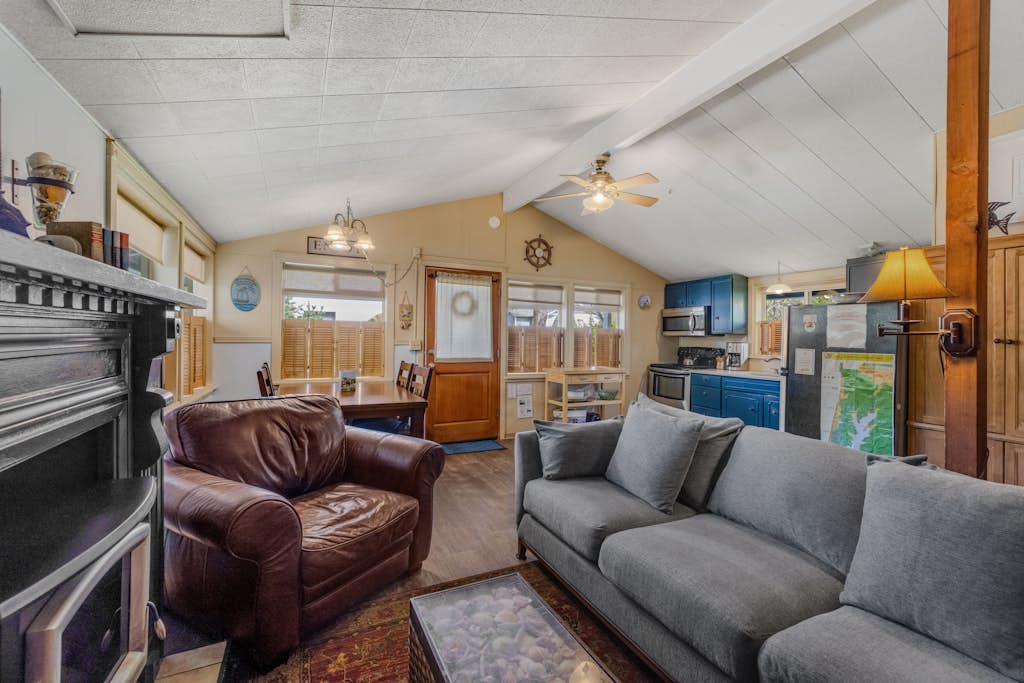 Cozy Dog Friendly Getaway Close to the Beach Includes Deck 
