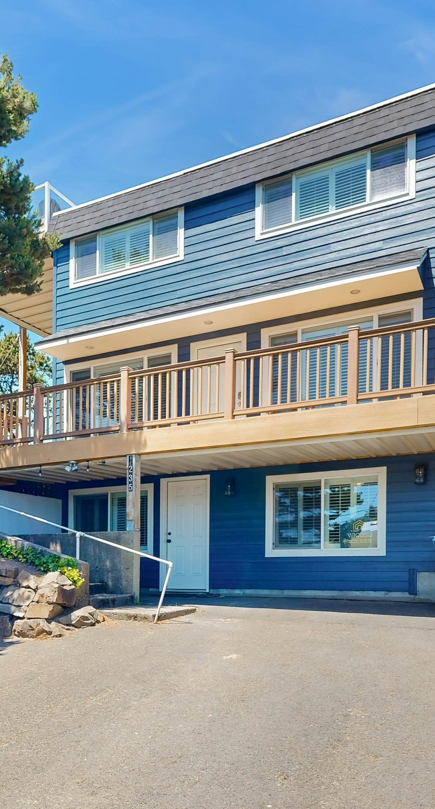 Eclectic home with amazing 360 degree view deck private hot tub and game room