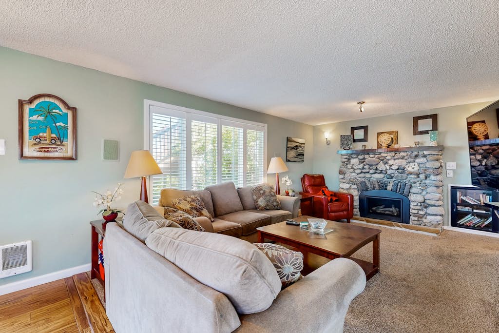 Eclectic home with amazing 360 degree view deck private hot tub and game room