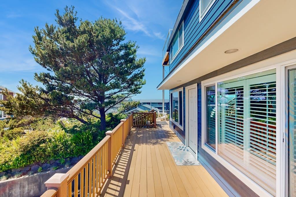 Eclectic home with amazing 360 degree view deck private hot tub and game room