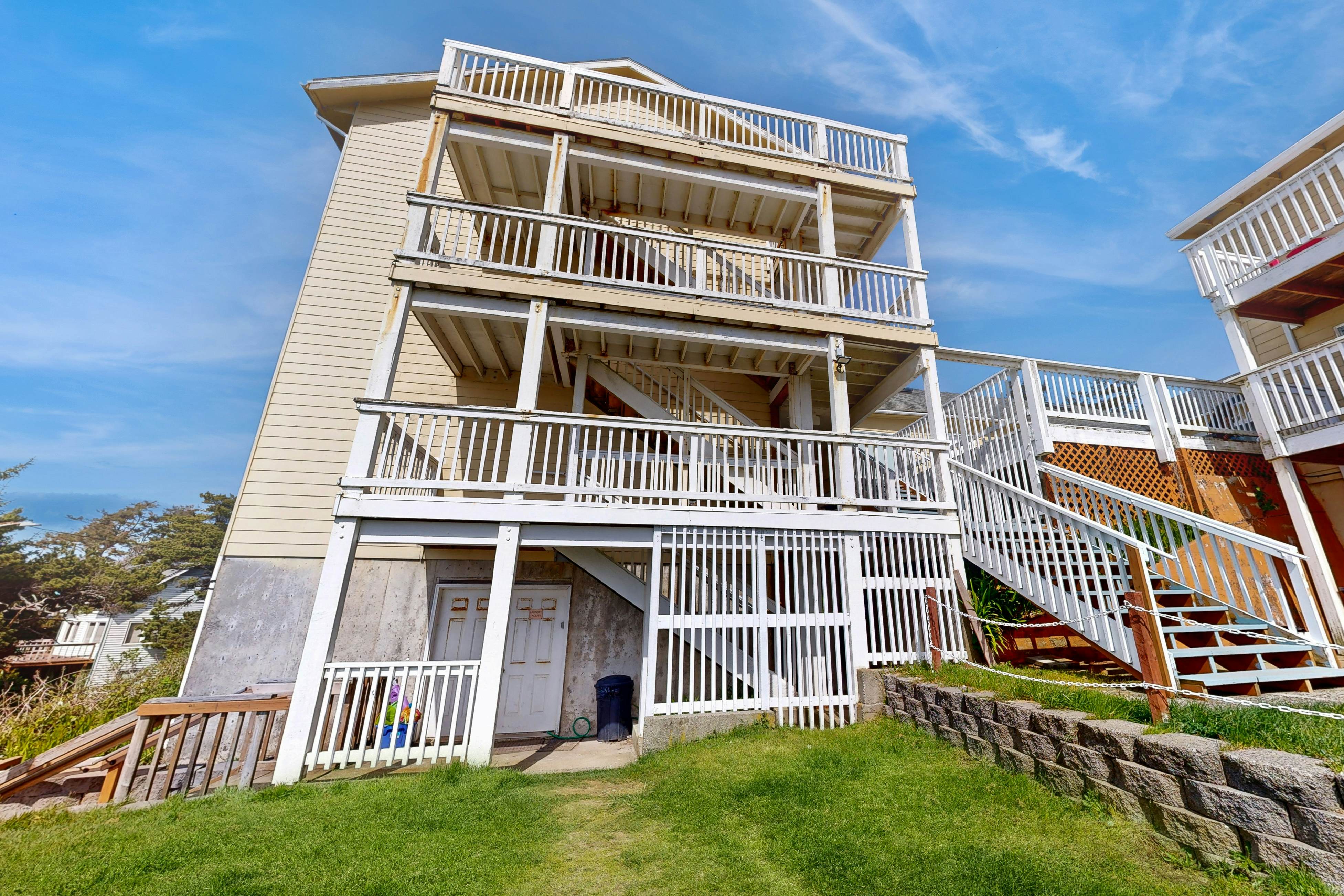 Dog-Friendly Condo with Stunning Ocean Views & Easy Beach Access