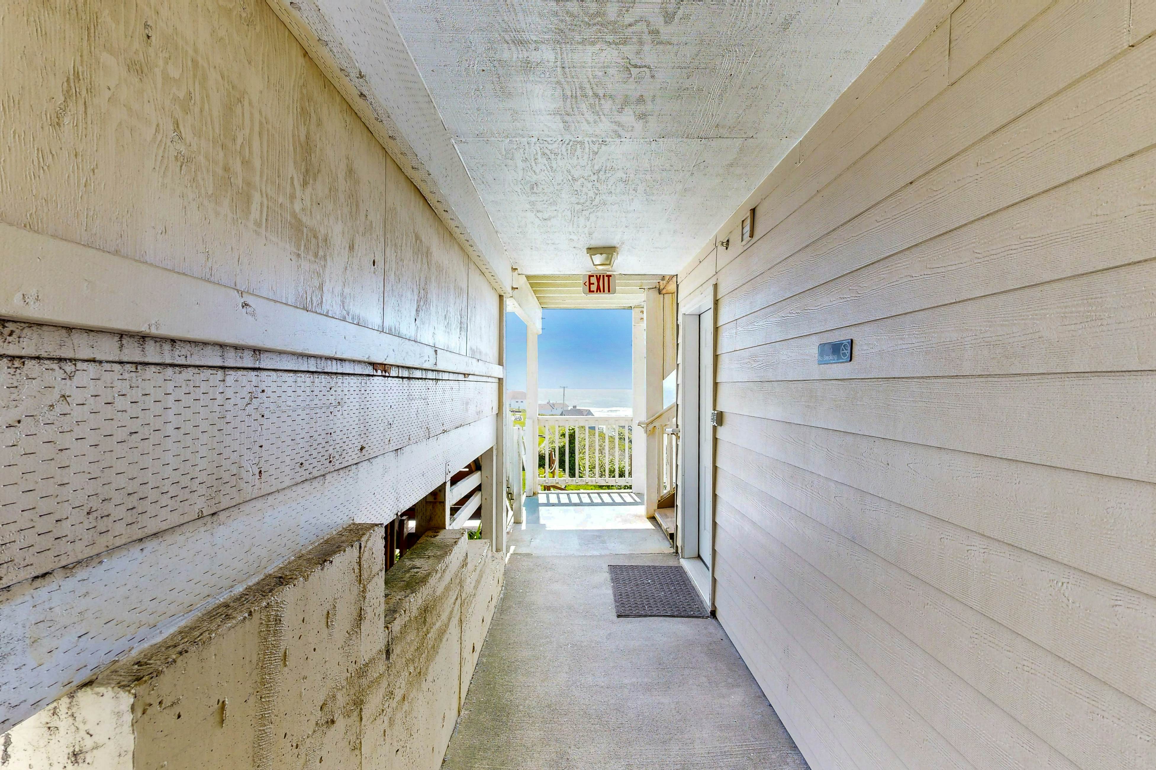 Dog-Friendly Condo with Stunning Ocean Views & Easy Beach Access