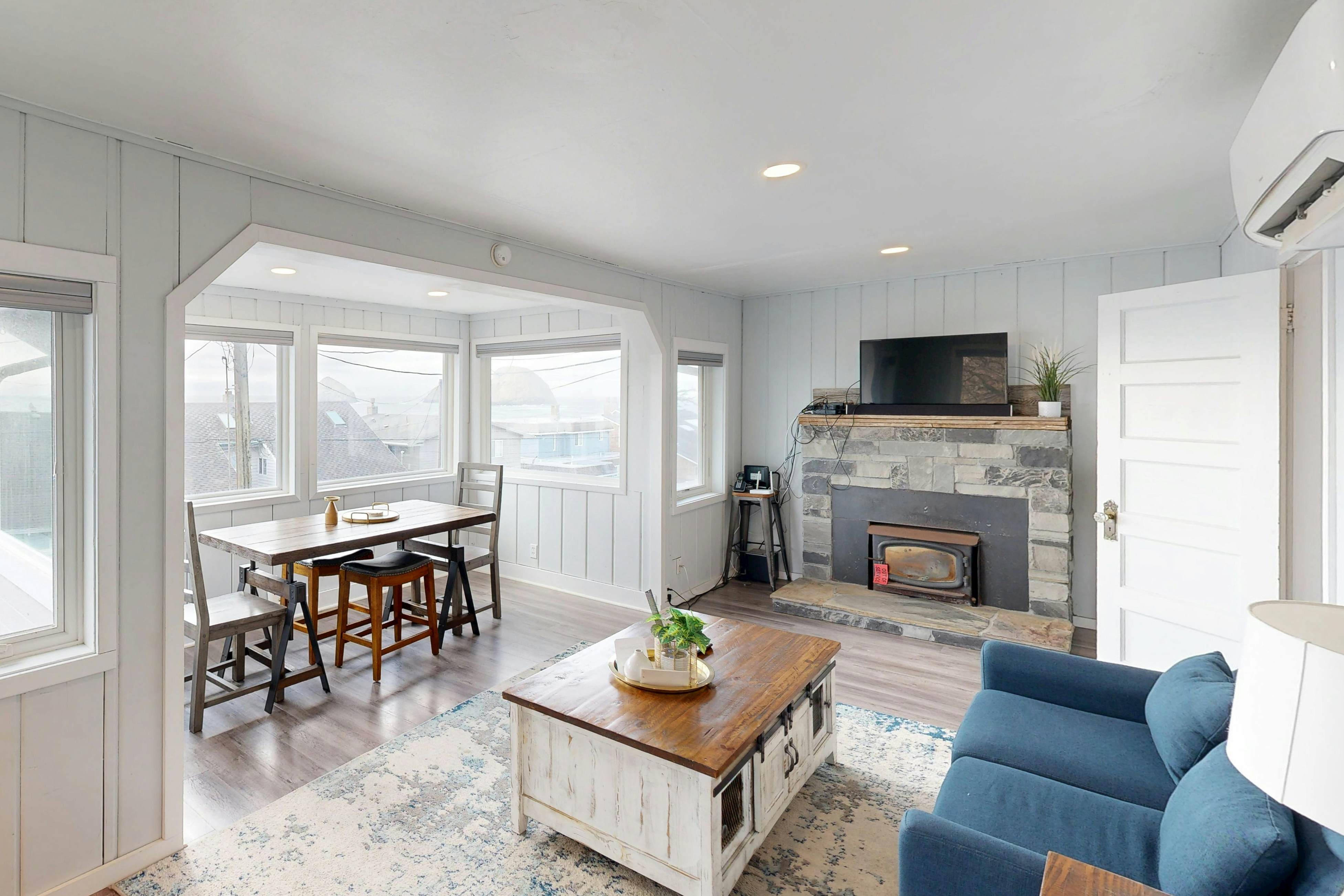 Pleasant dog-friendly house w/panoramic views - short walk to the beach