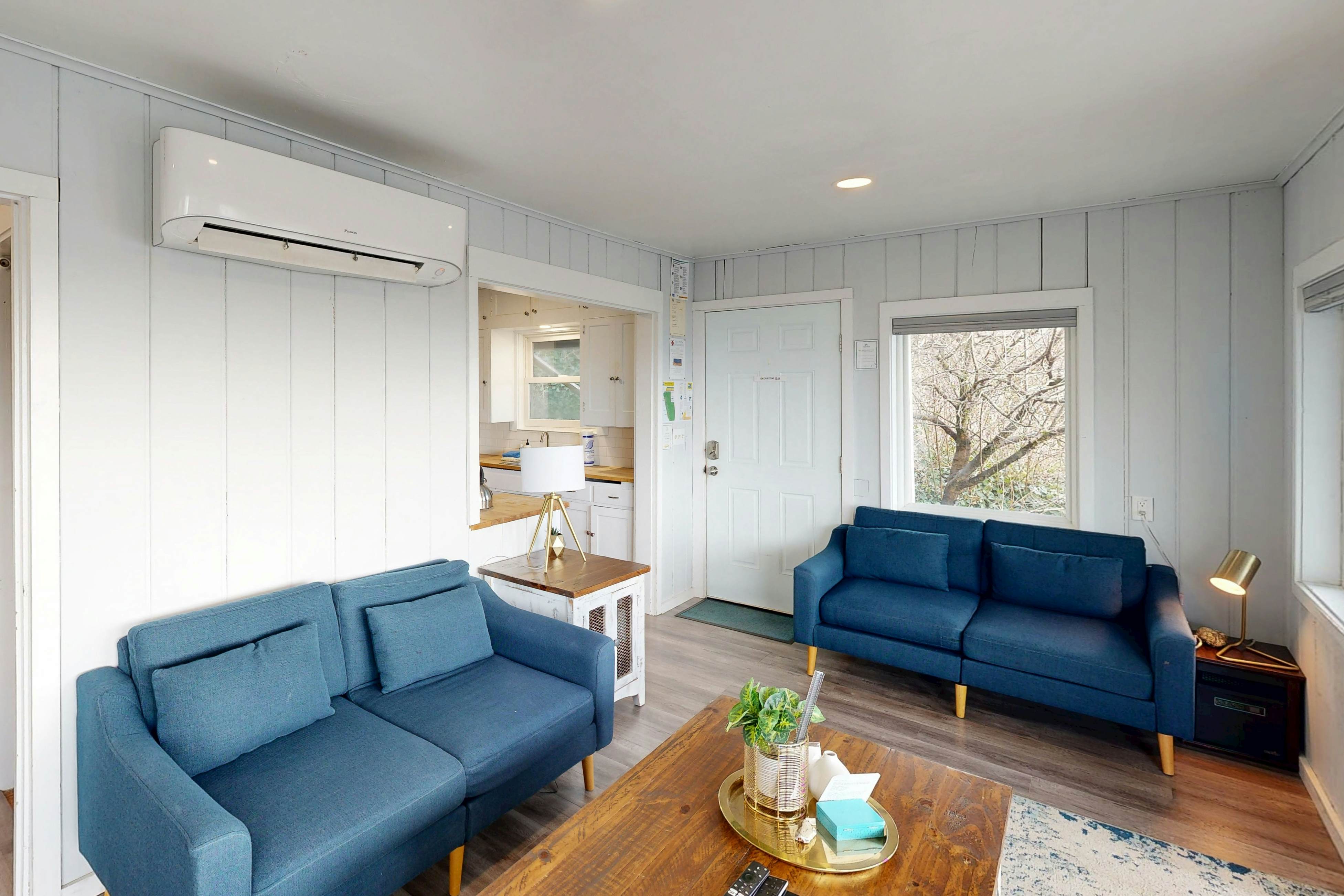 Pleasant dog-friendly house w/panoramic views - short walk to the beach