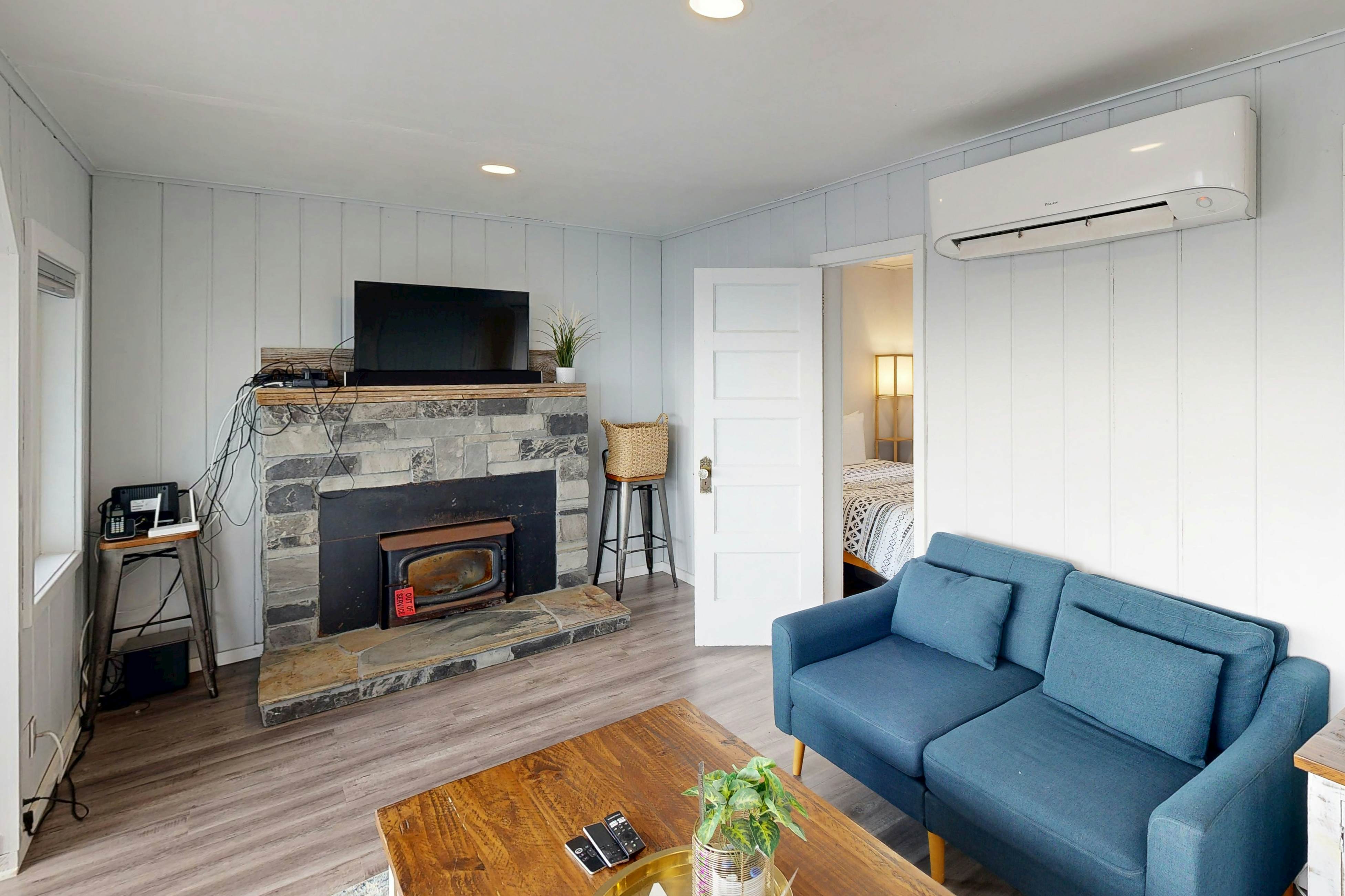 Pleasant dog-friendly house w/panoramic views - short walk to the beach