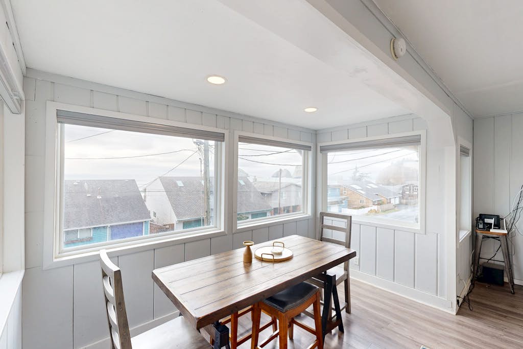 Pleasant dog friendly house with panoramic views short walk to the beach