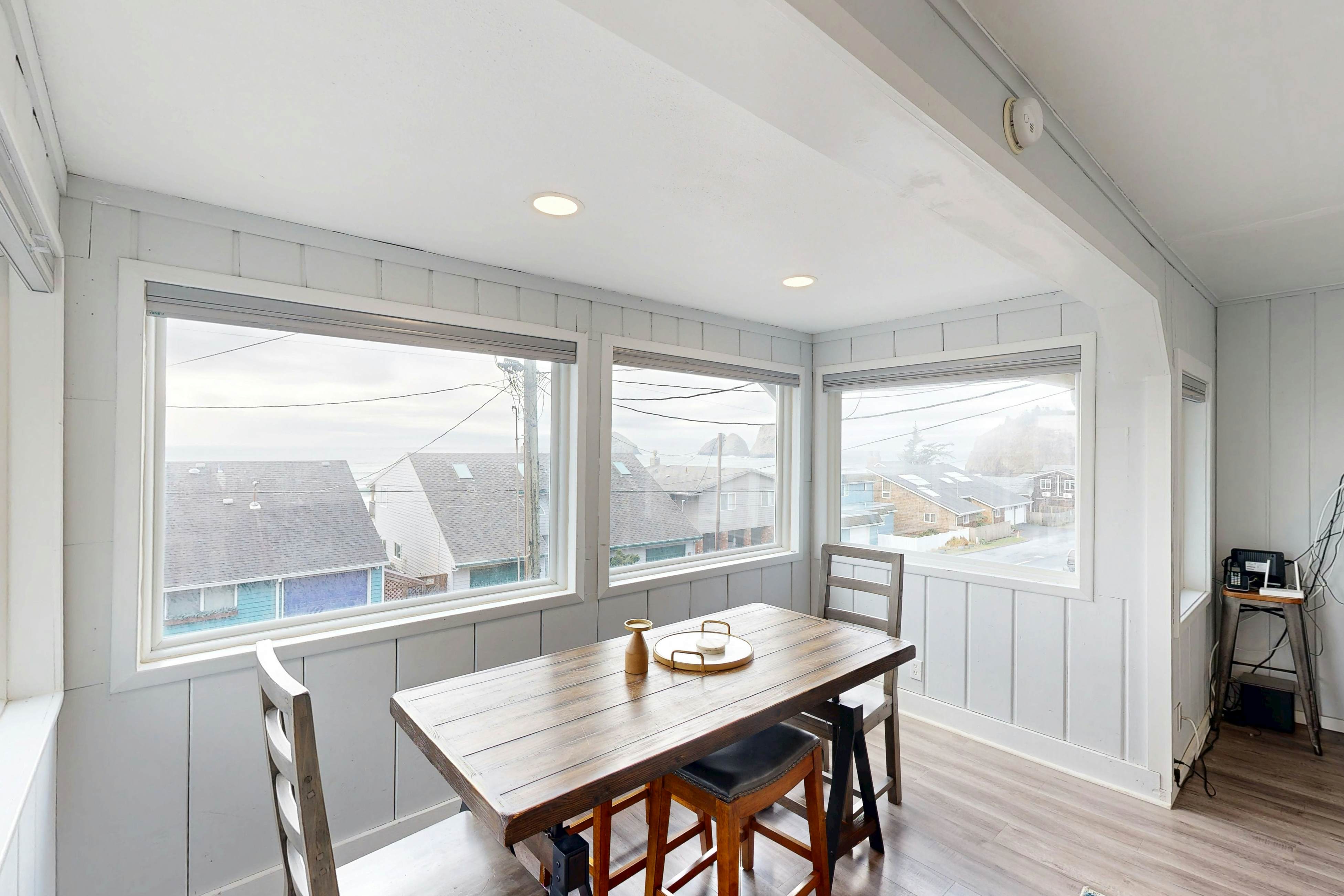 Pleasant dog-friendly house w/panoramic views - short walk to the beach