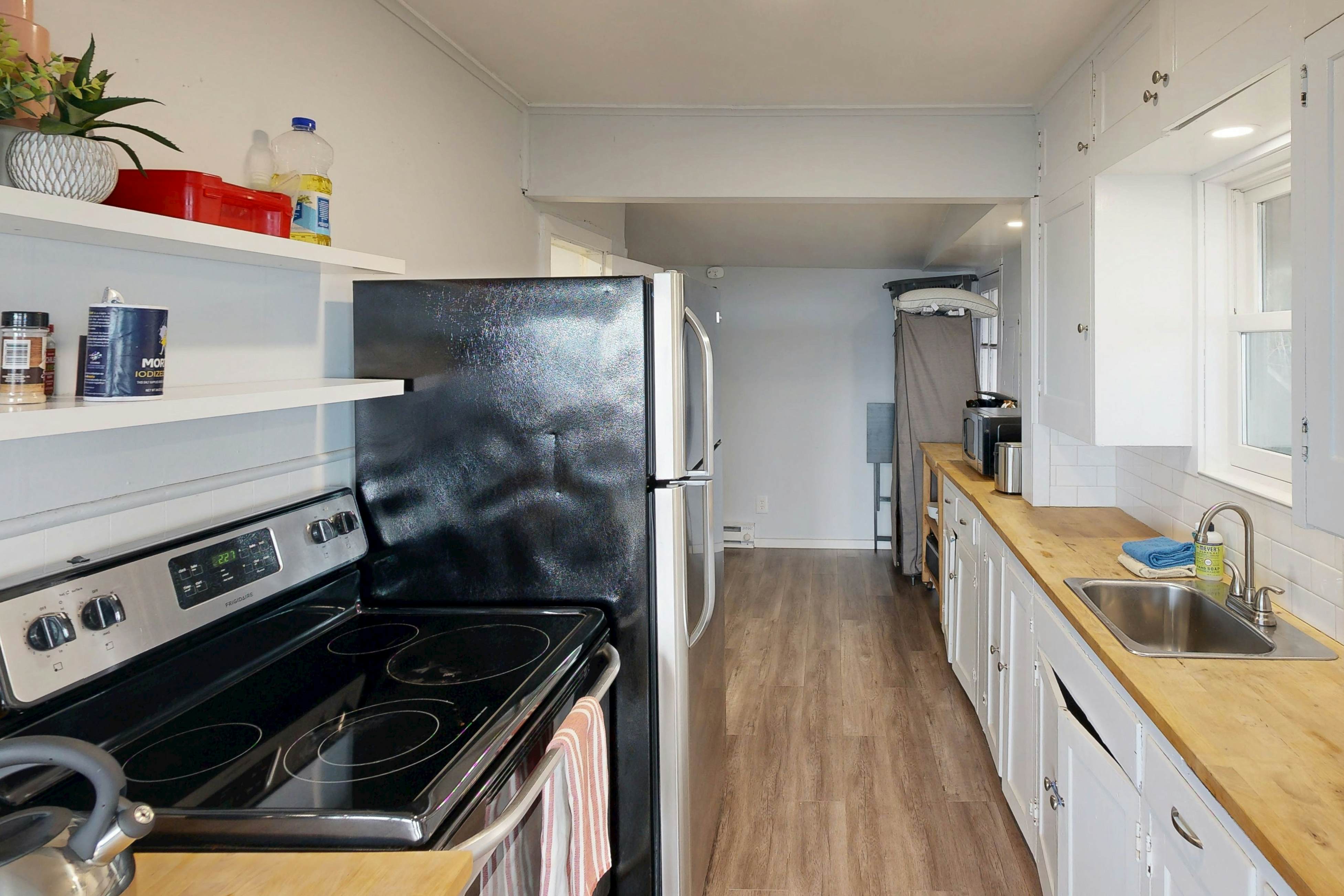 Pleasant dog-friendly house w/panoramic views - short walk to the beach