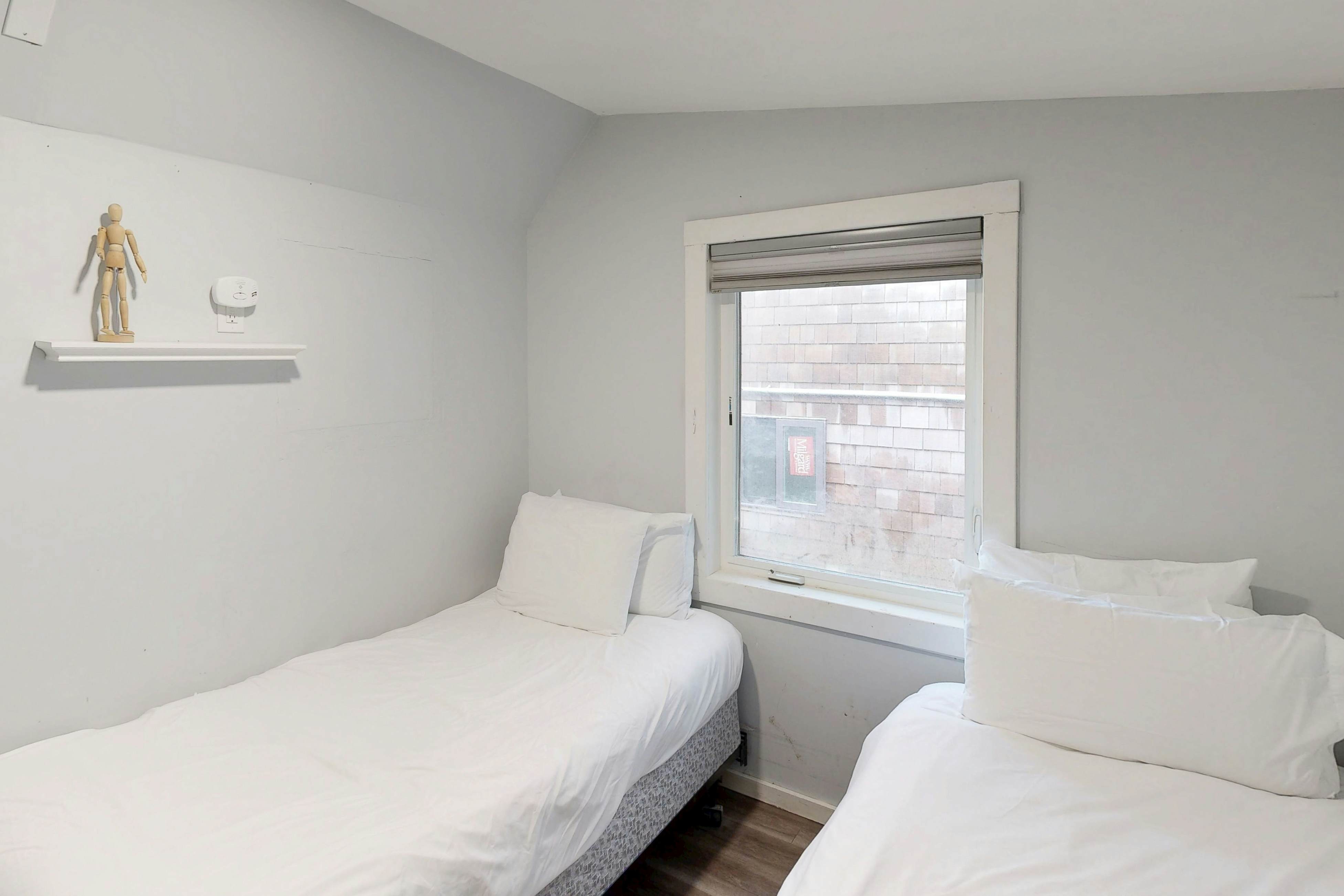 Pleasant dog-friendly house w/panoramic views - short walk to the beach