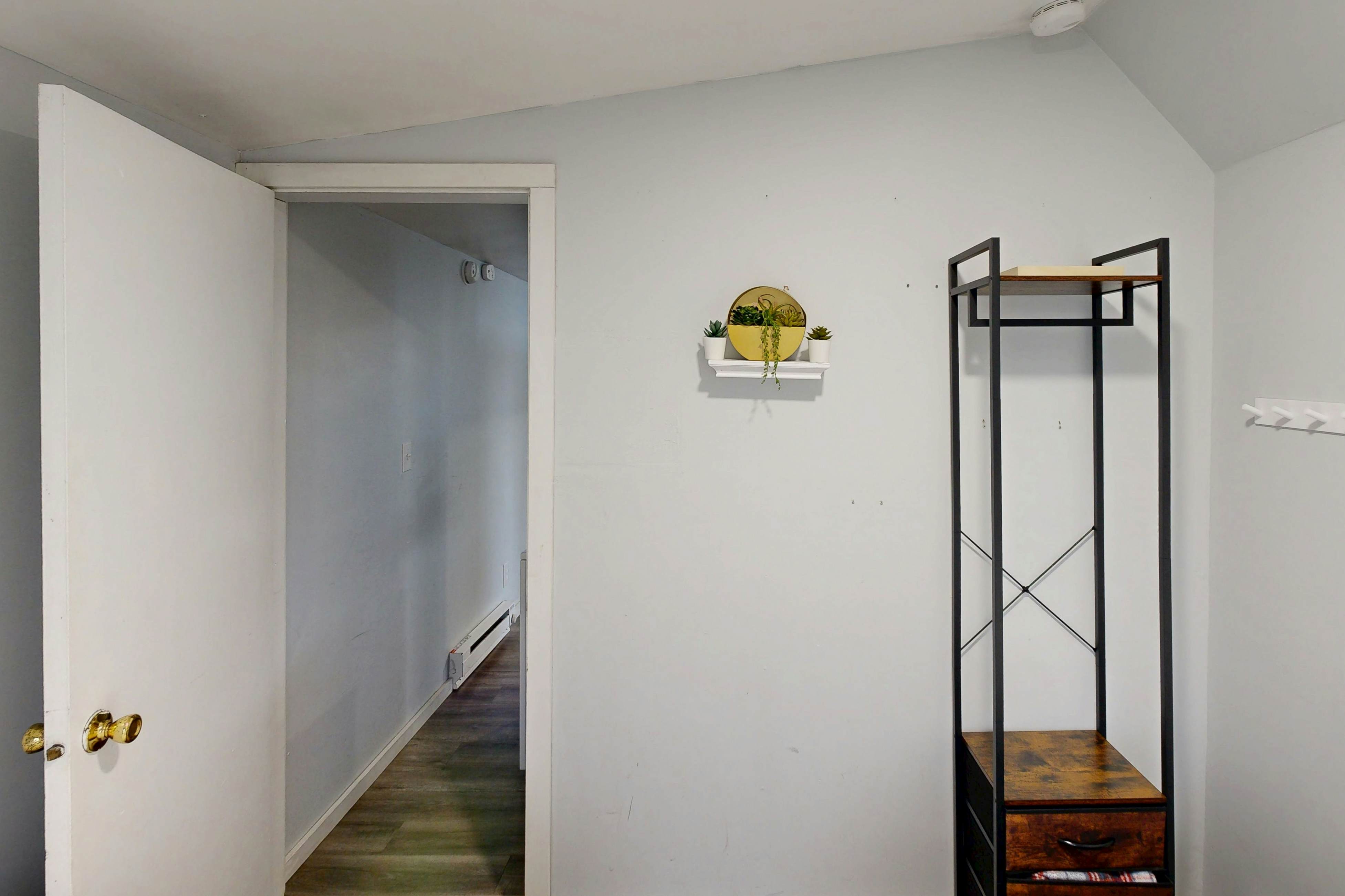 Pleasant dog-friendly house w/panoramic views - short walk to the beach