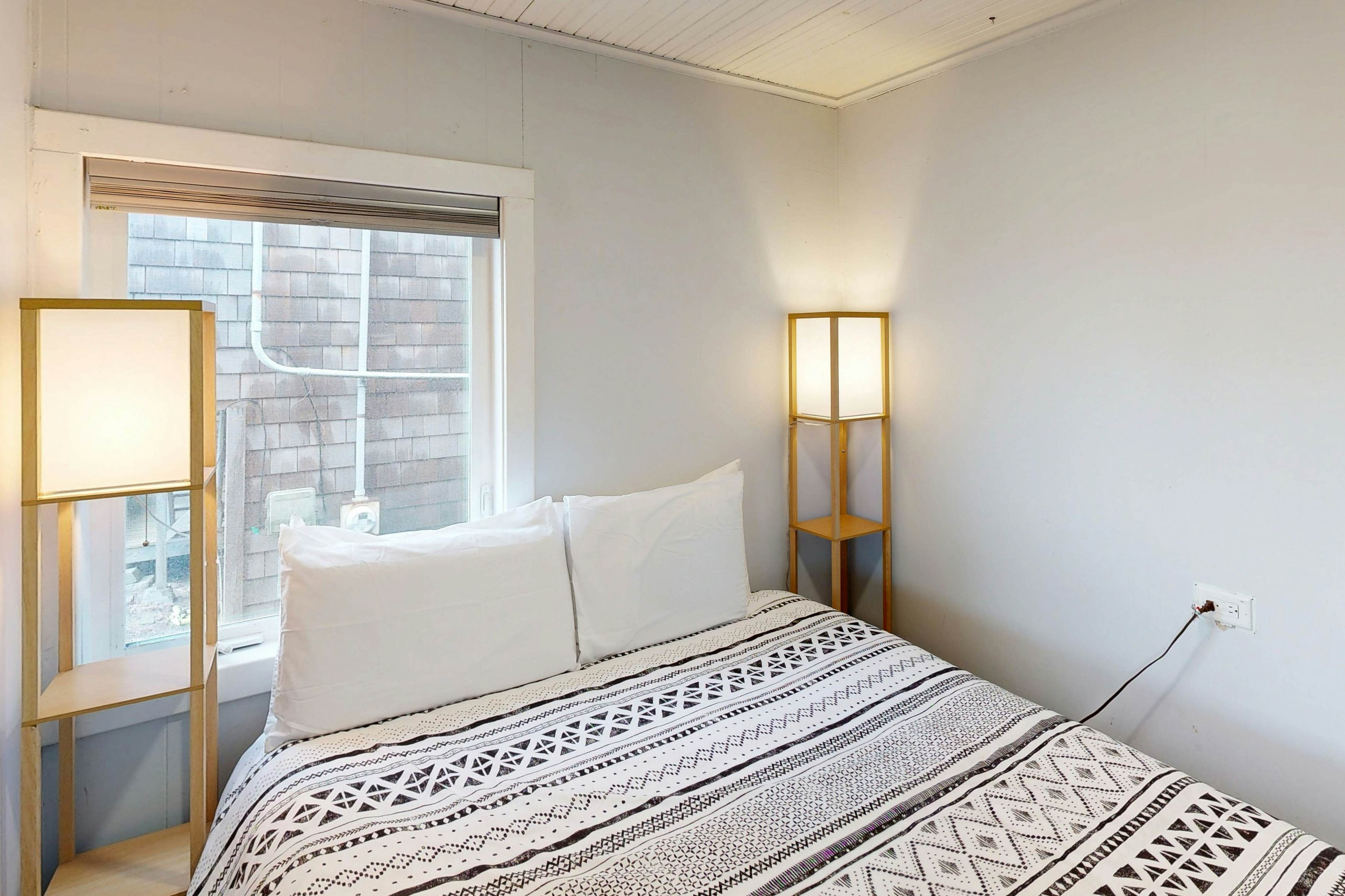 Pleasant dog-friendly house w/panoramic views - short walk to the beach