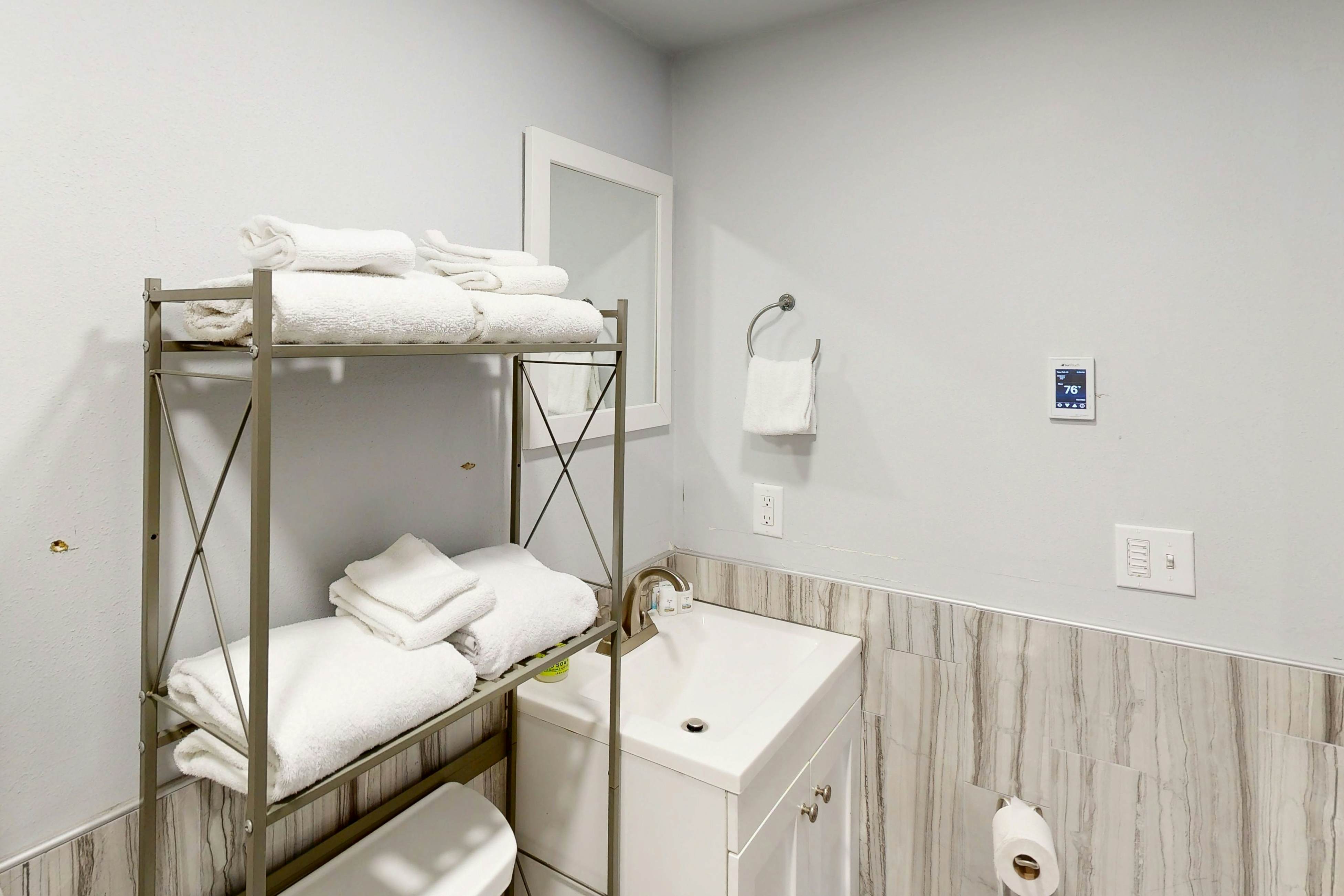 Pleasant dog-friendly house w/panoramic views - short walk to the beach