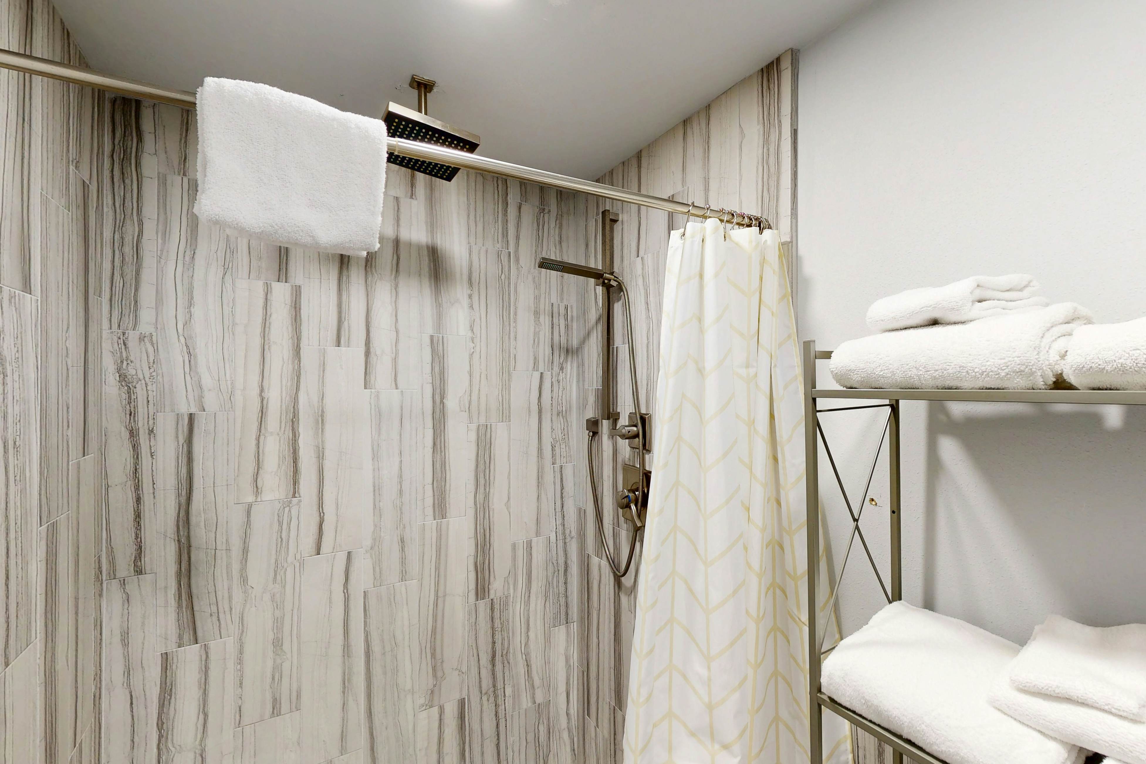 Pleasant dog-friendly house w/panoramic views - short walk to the beach