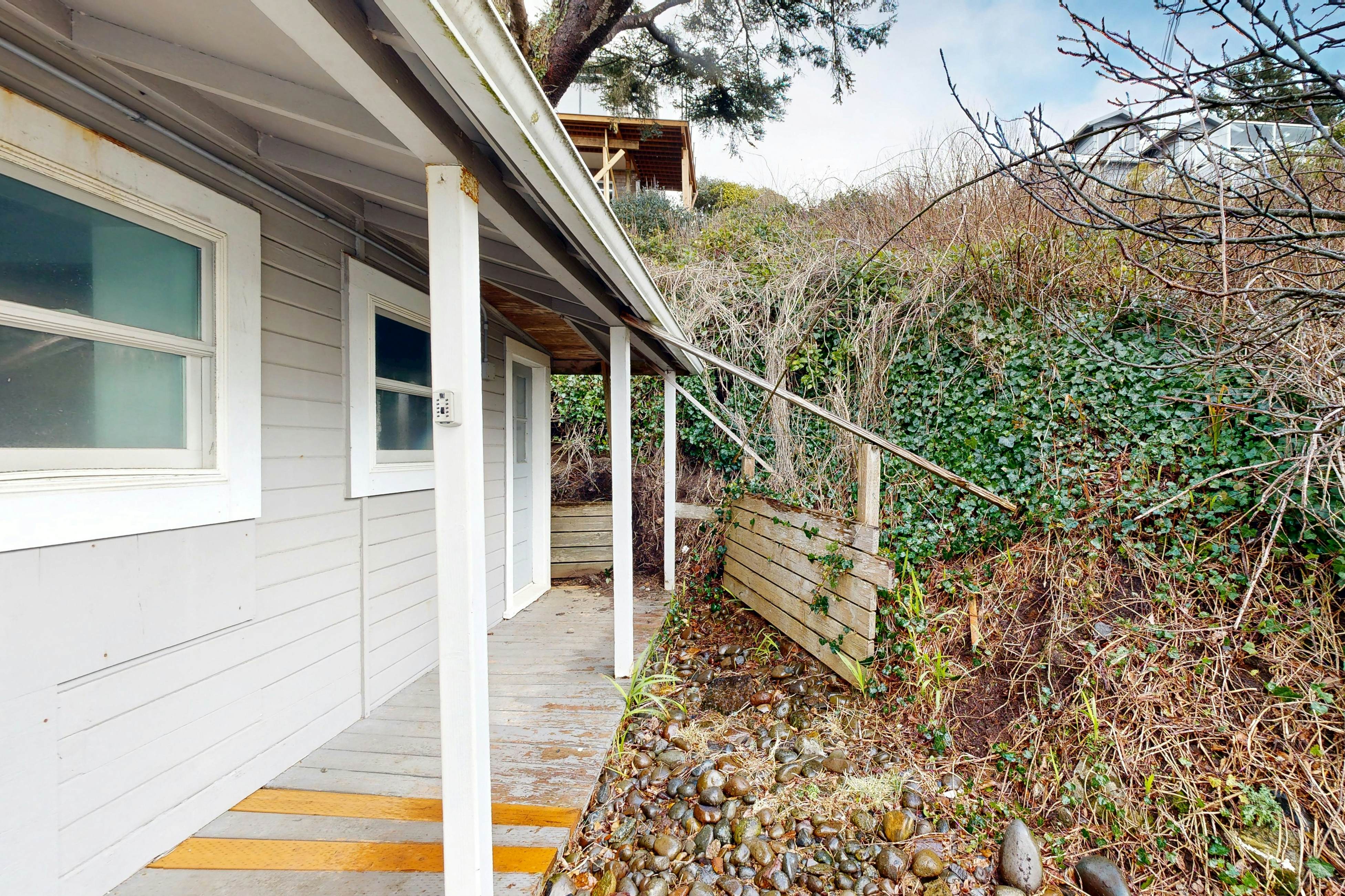 Pleasant dog-friendly house w/panoramic views - short walk to the beach