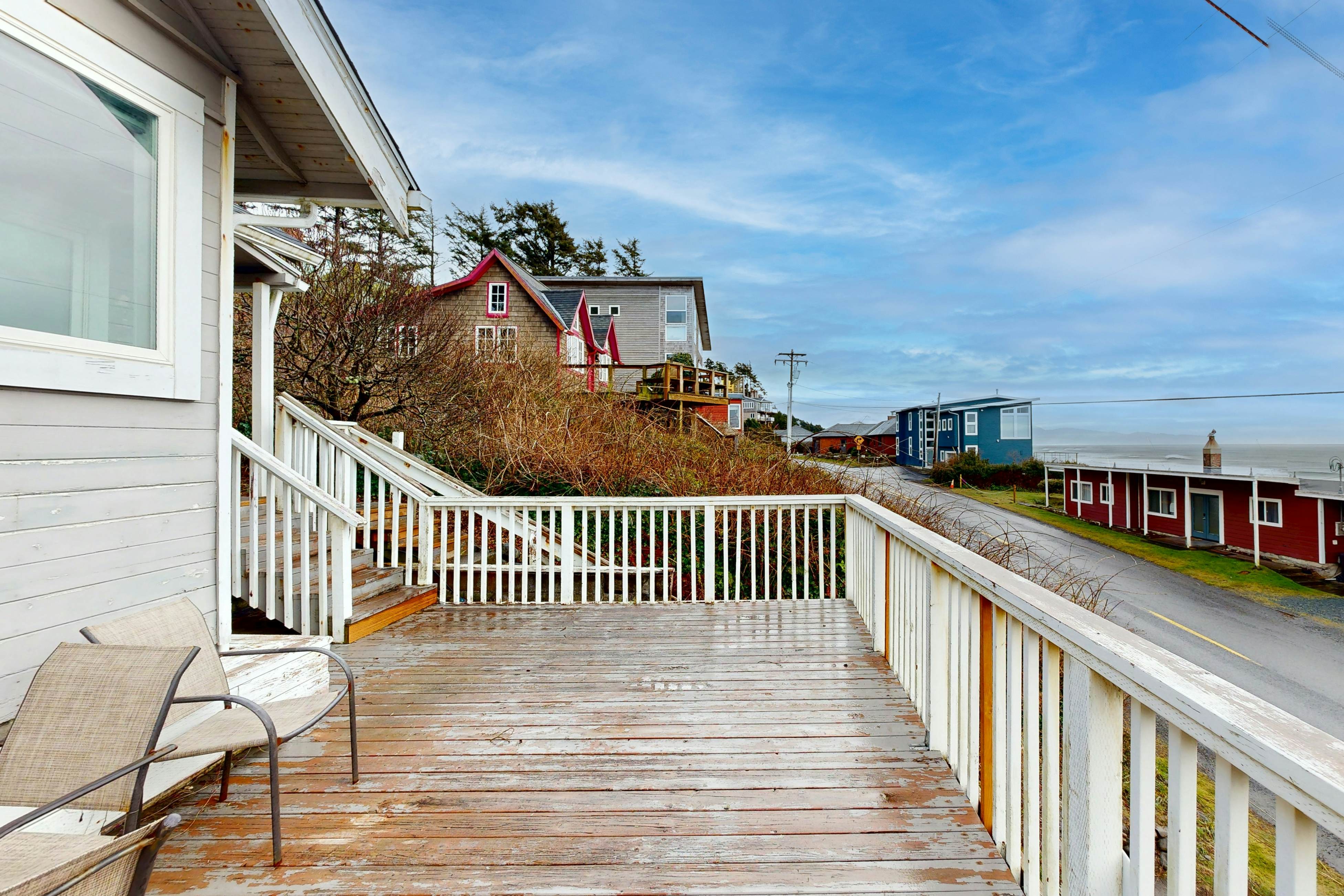 Pleasant dog-friendly house w/panoramic views - short walk to the beach