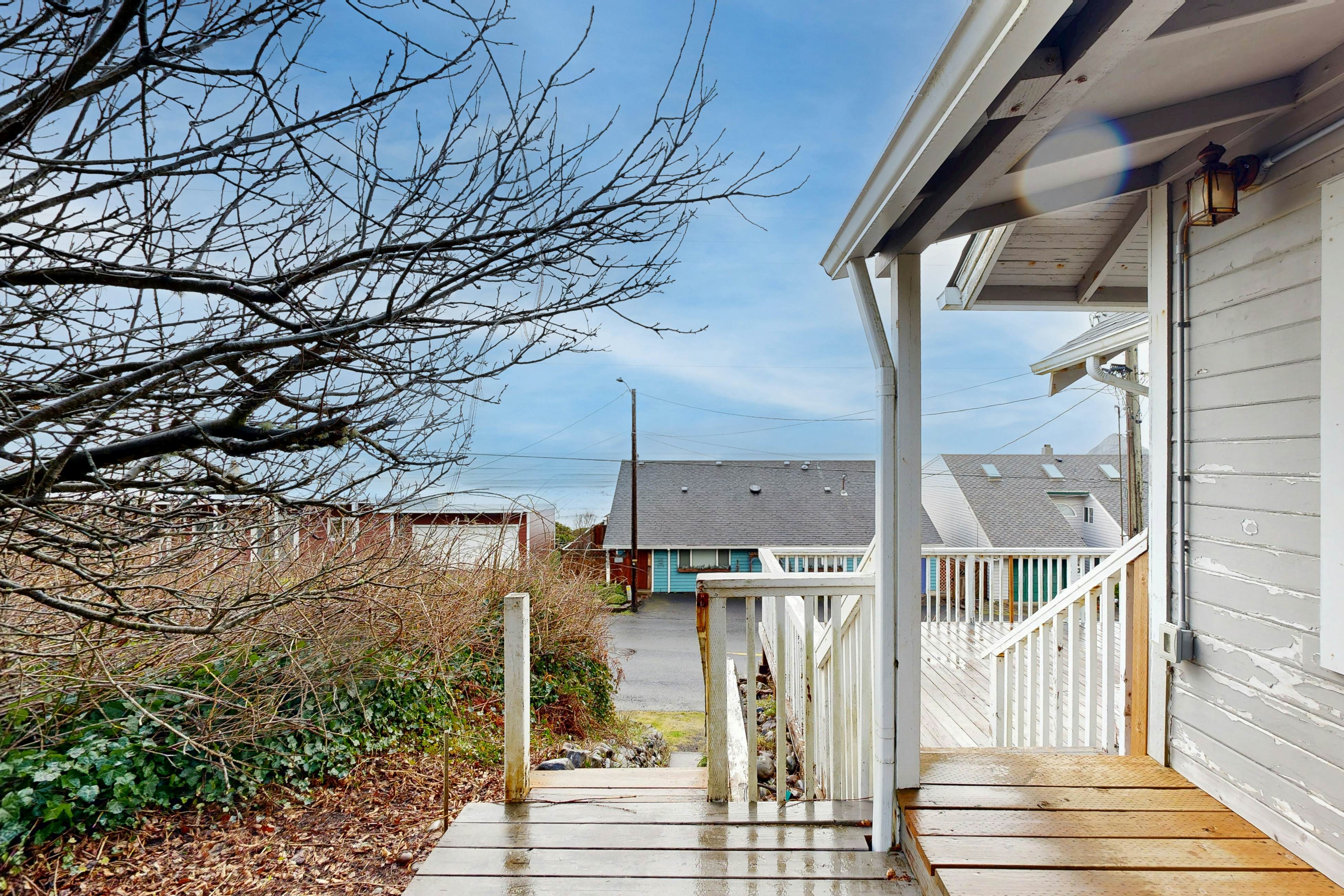 Pleasant dog-friendly house w/panoramic views - short walk to the beach
