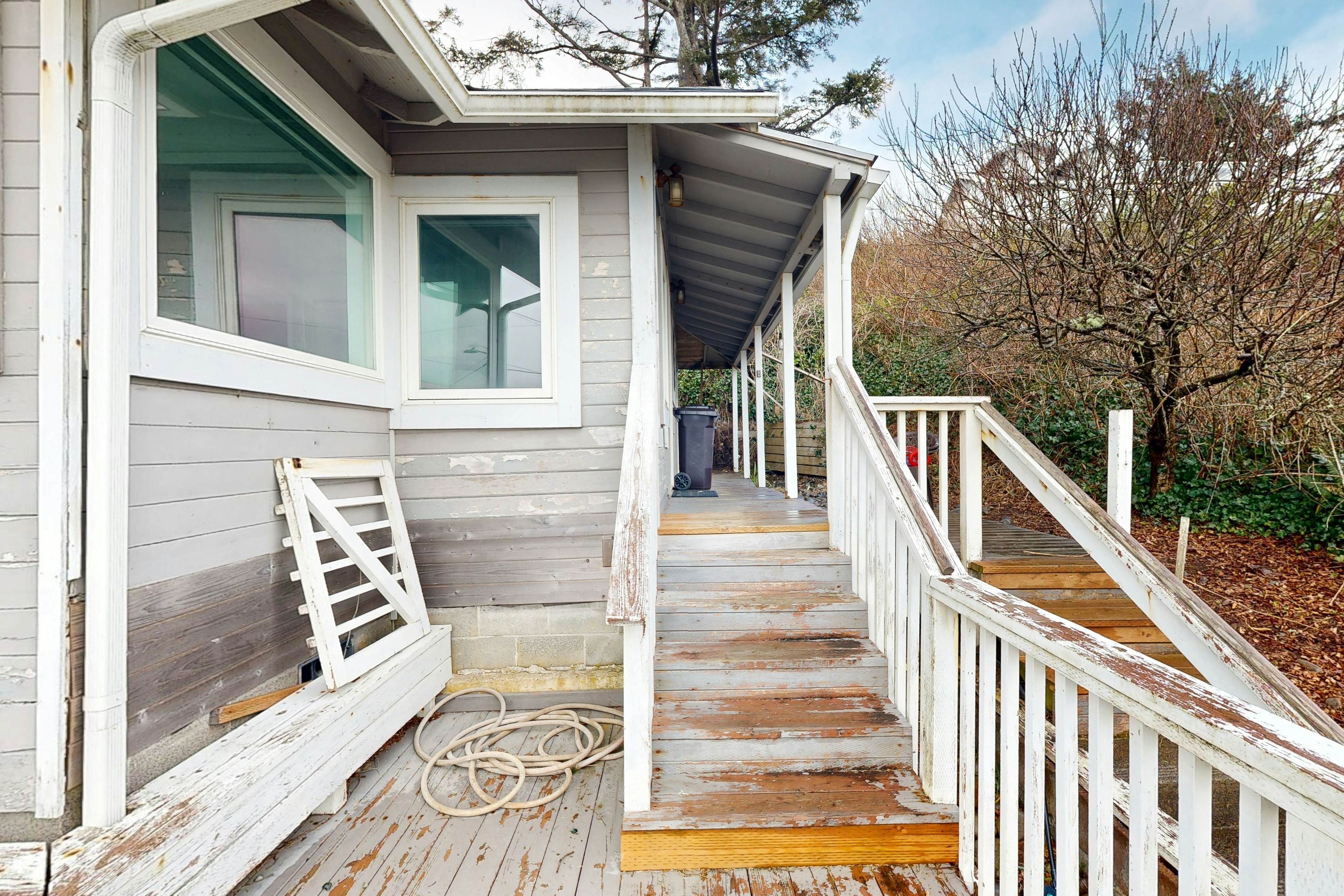 Pleasant dog-friendly house w/panoramic views - short walk to the beach