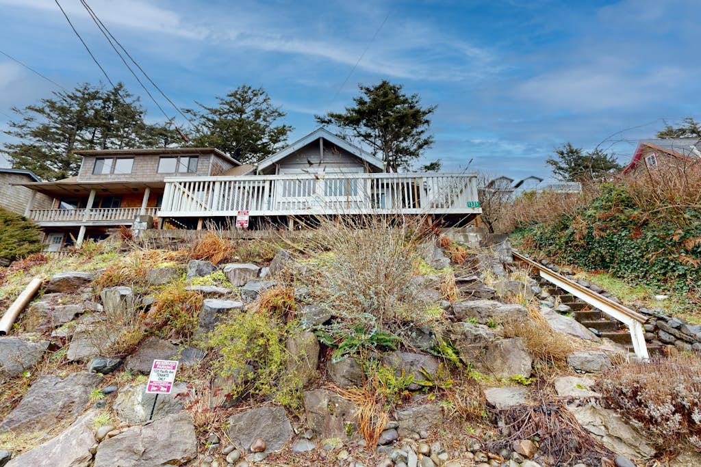 Pleasant dog friendly house with panoramic views short walk to the beach