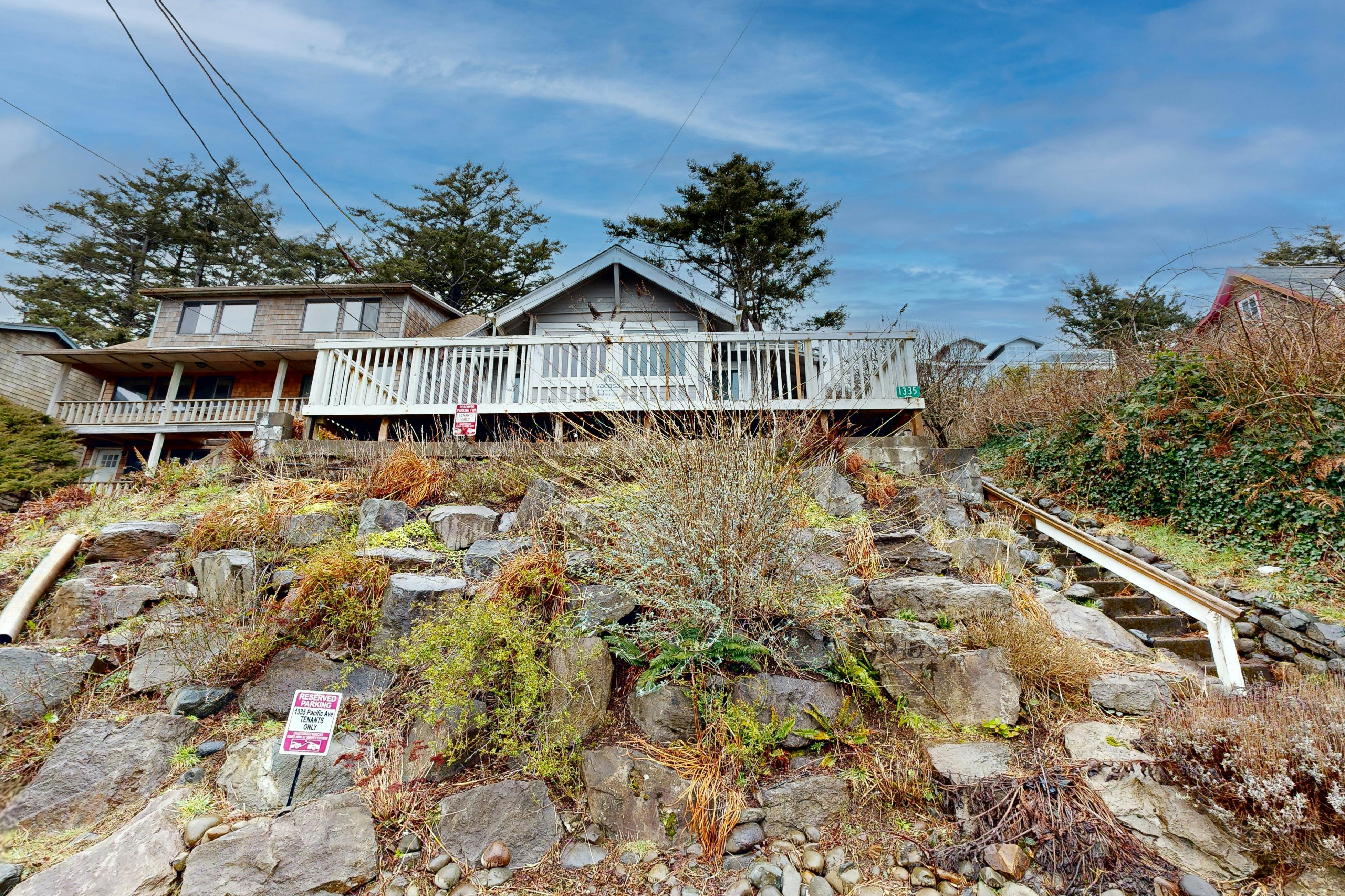 Pleasant dog-friendly house w/panoramic views - short walk to the beach