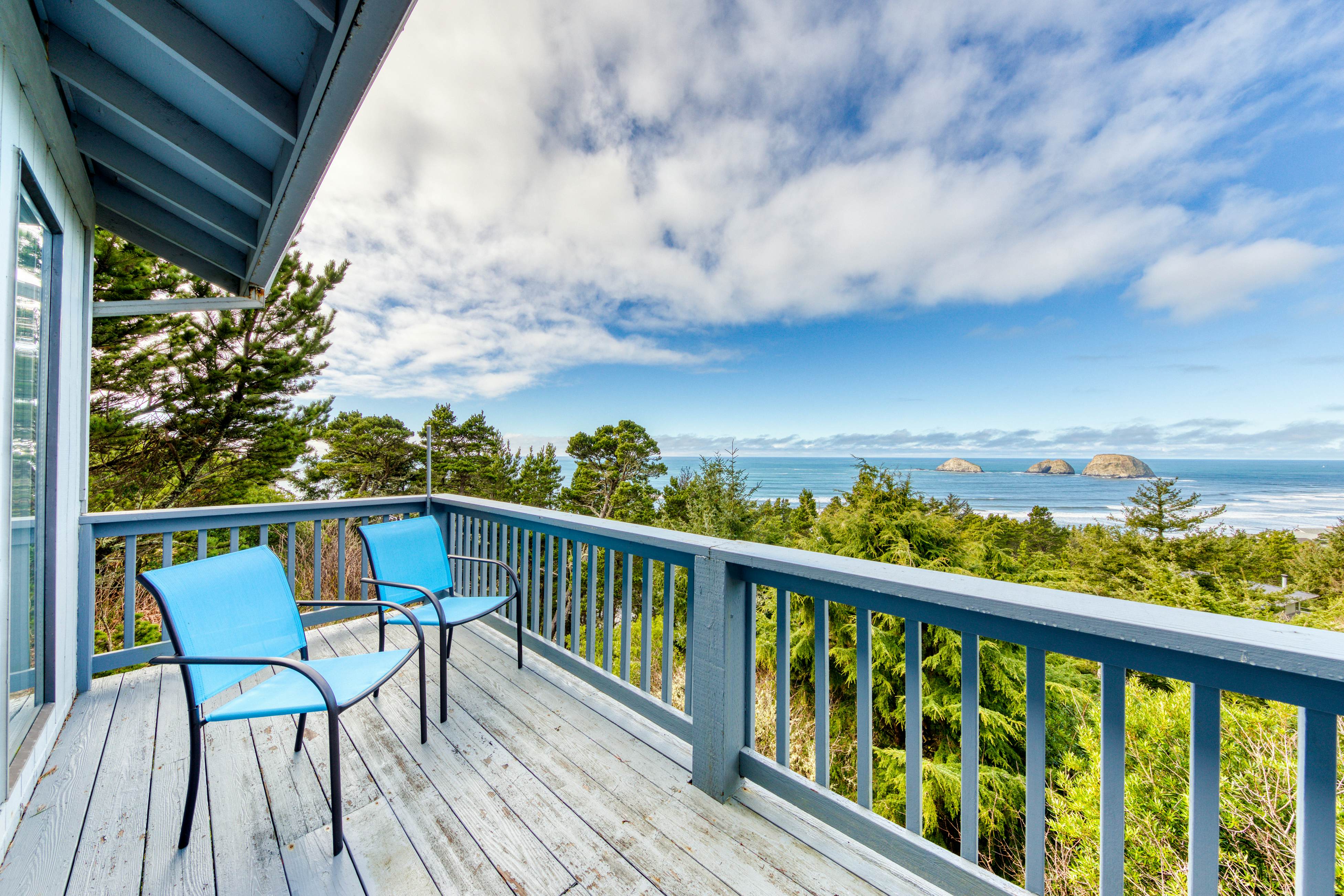 Stunning home with ocean view - spacious deck with nice view
