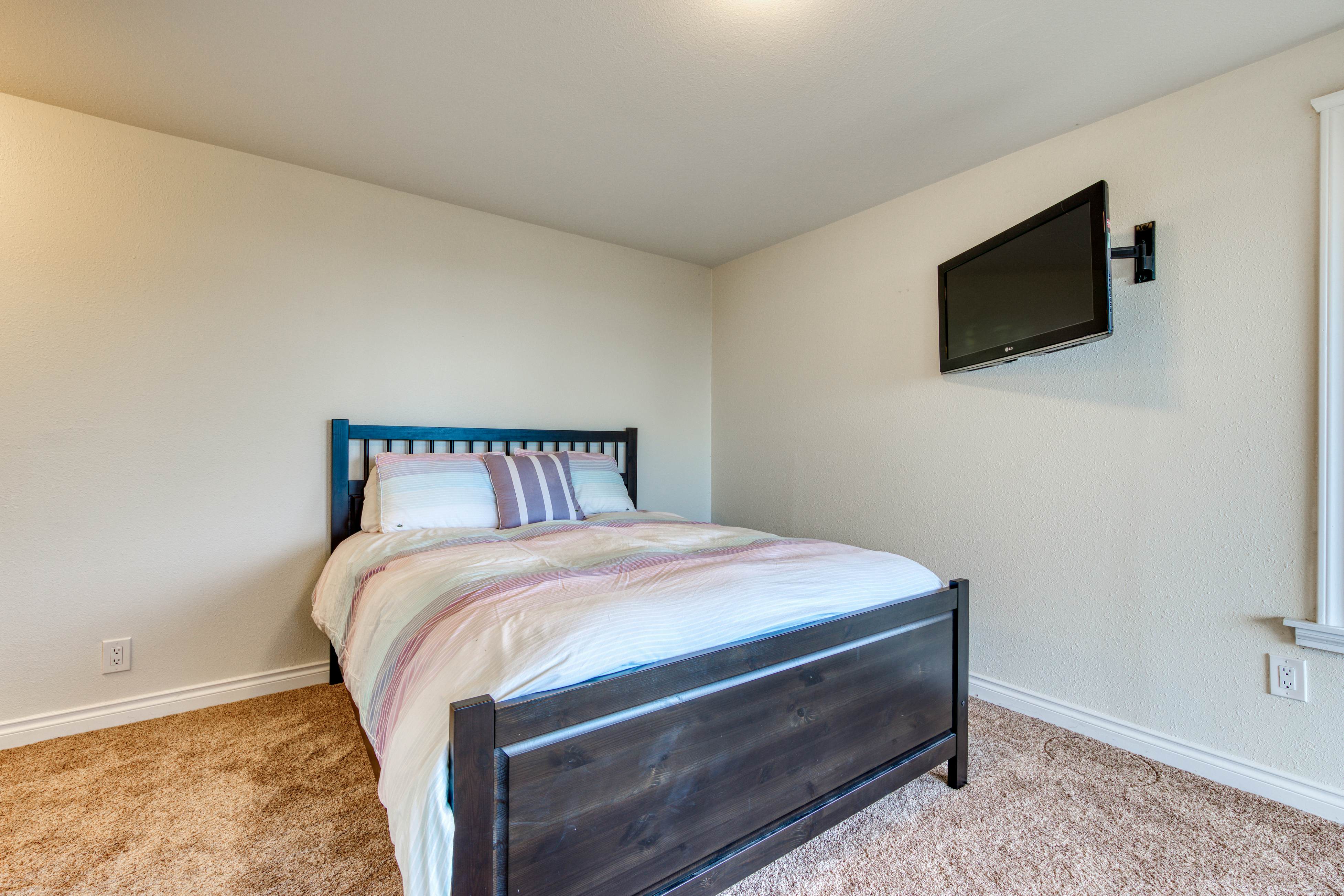 Stunning home with ocean view - spacious deck with nice view