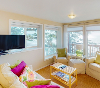 Perfect oceanside getaway with magnificent ocean views and beach nearby