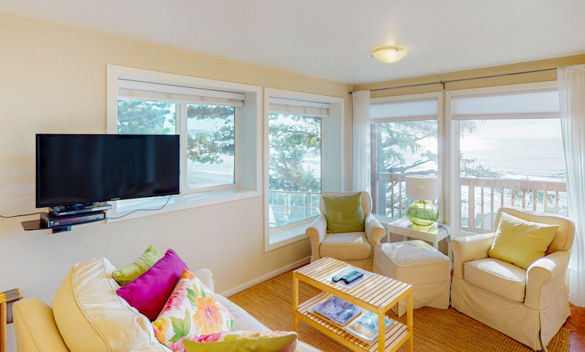 Perfect oceanside getaway with magnificent ocean views and beach nearby