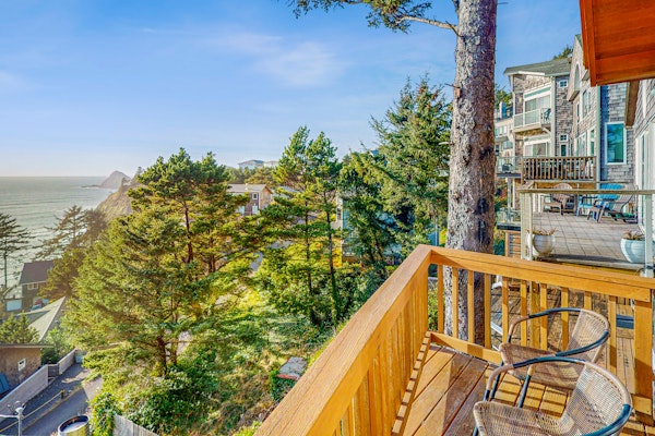 Perfect oceanside getaway with magnificent ocean views and beach nearby