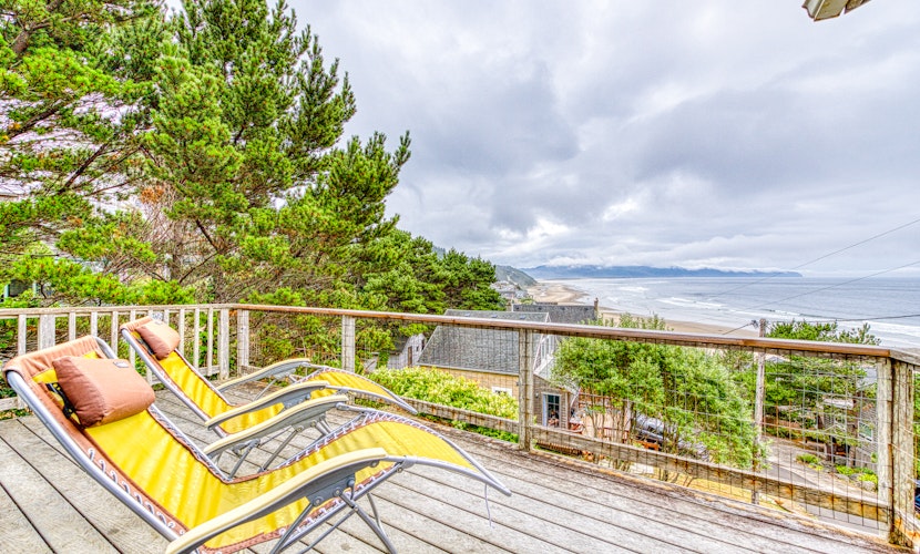 Hillside home with exceptional ocean view near the beach dog friendly