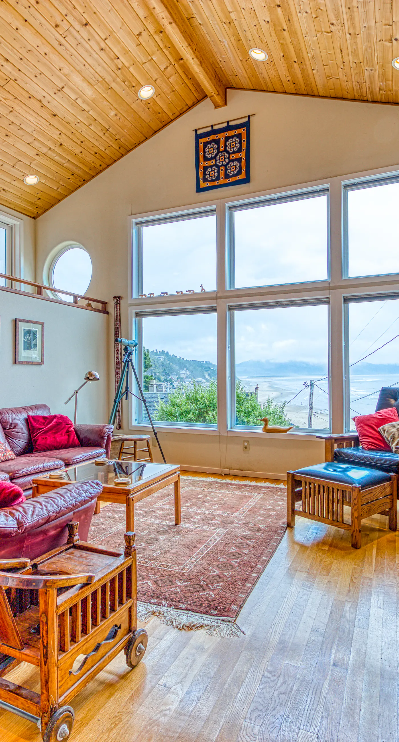 Hillside home with exceptional ocean view near the beach dog friendly